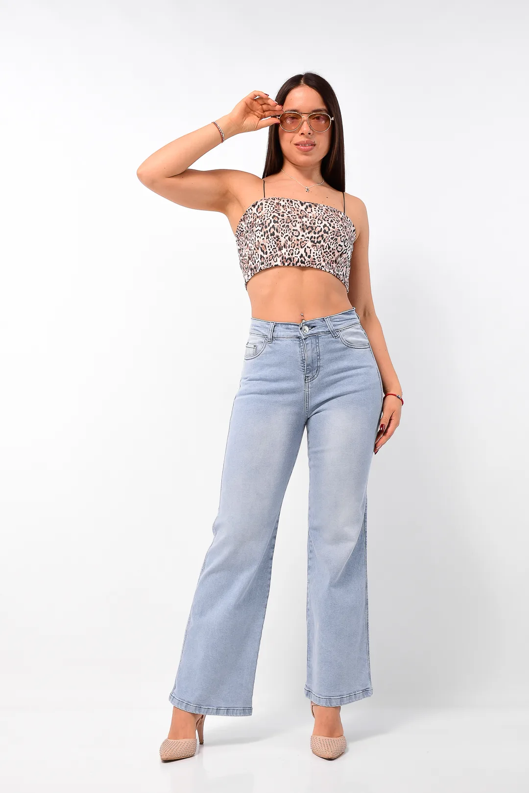 pantalon jean wide leg claris celeste claro elastizado vista de perfil mujer tiro alto rumaju jeans