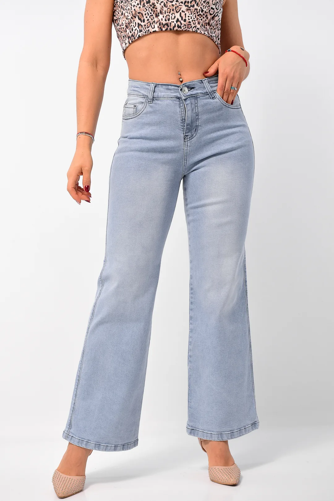 pantalon jean wide leg claris celeste claro elastizado detalle pierna ancha y ruedo rumaju jeans