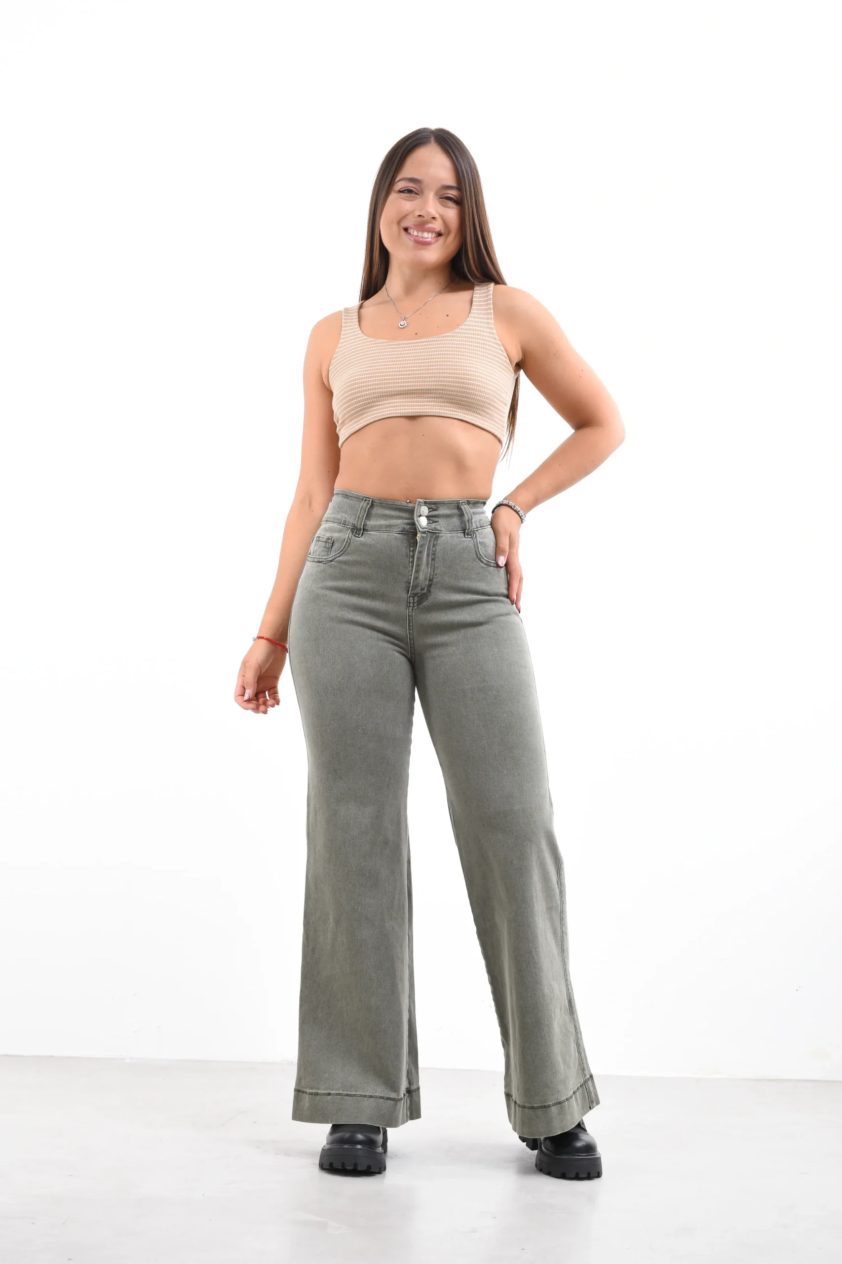 Vista frontal del Jean Maxi Wide Leg Noruega en denim elastizado sobre fondo blanco