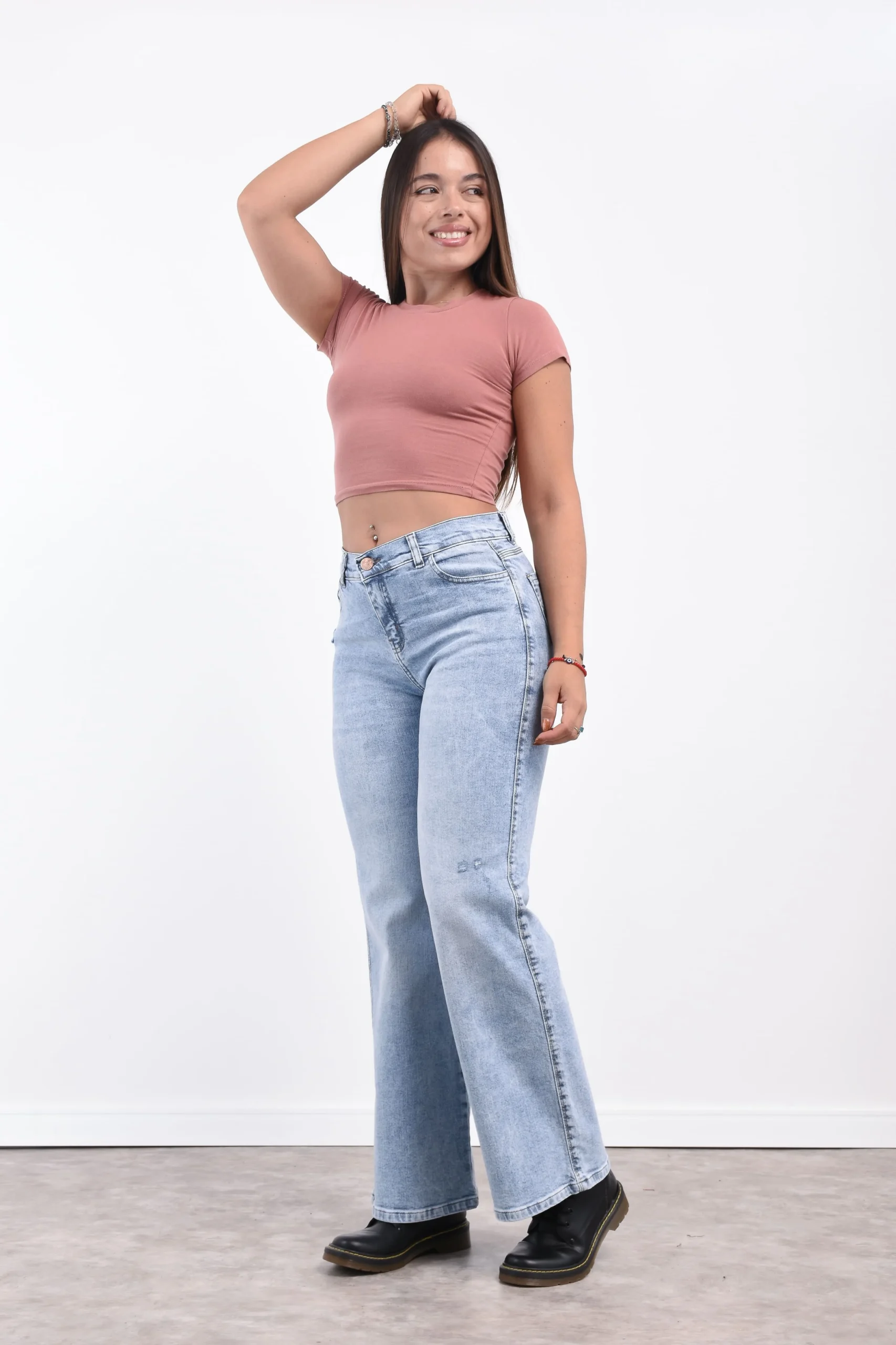 Perfil definido: caída liviana en denim nevado.