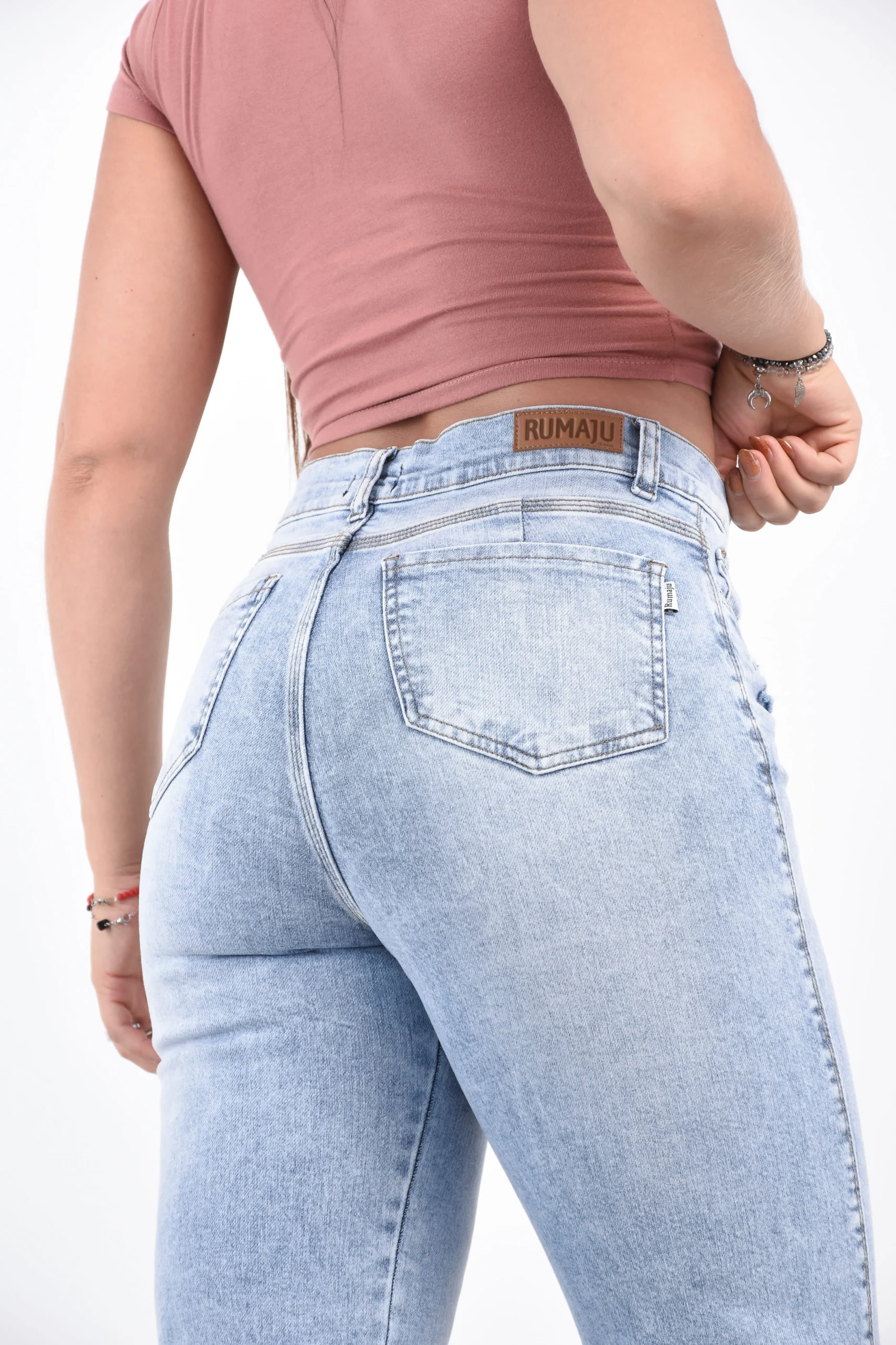 Denim elástico suavidad y resistencia en cada hilo.