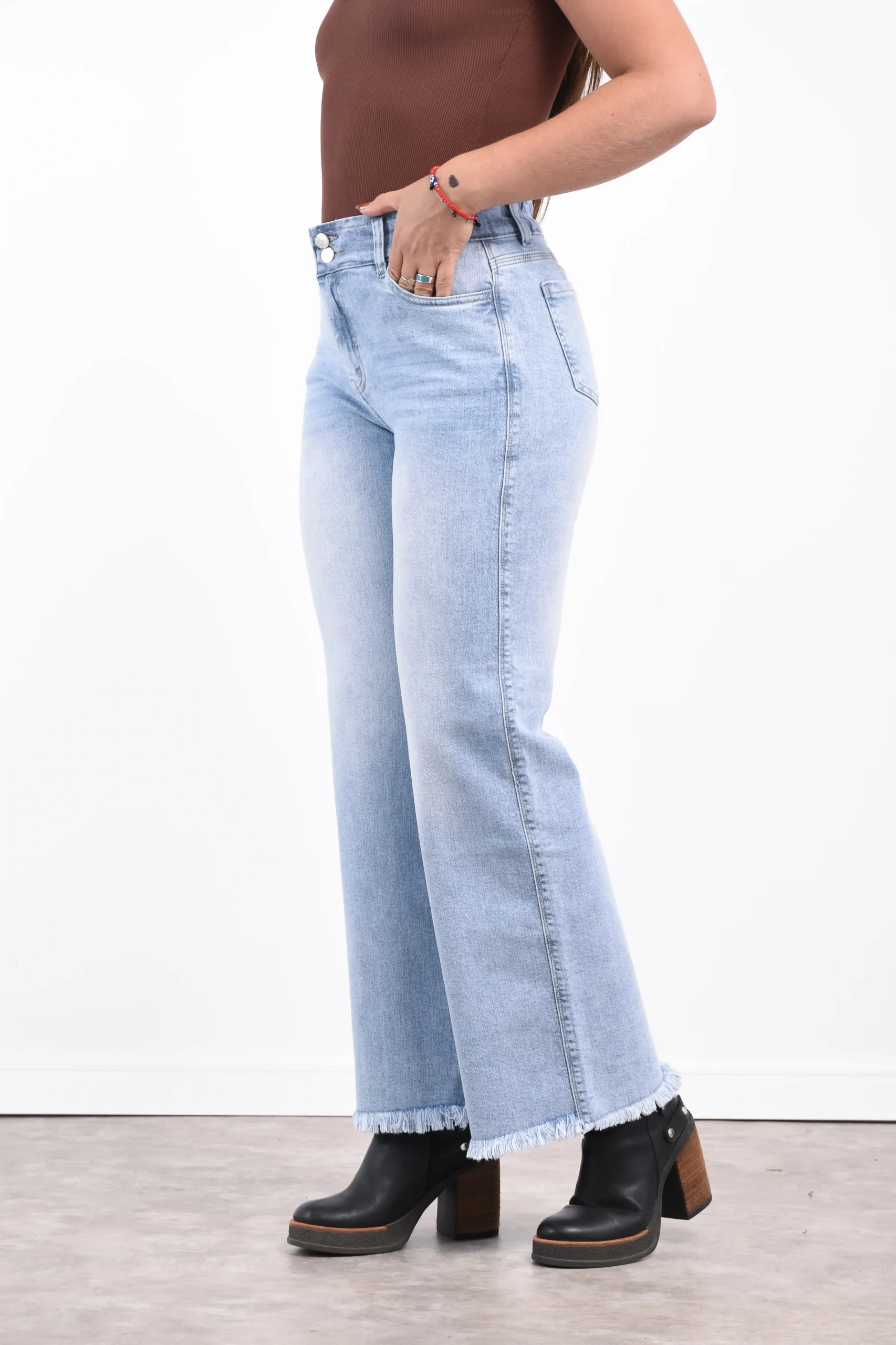 Look con wide leg elastizado tendencia 2026.