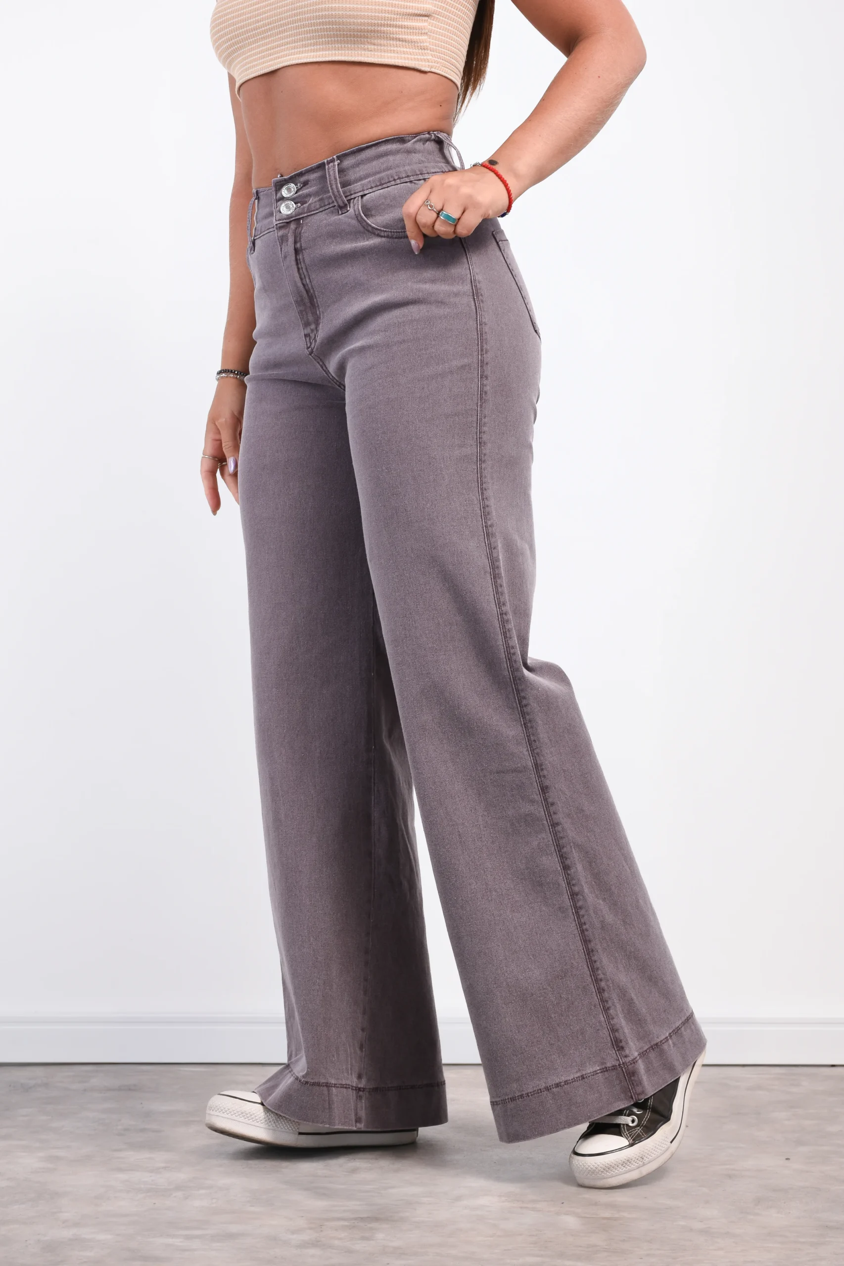 Vista de perfil Jean Wide Leg Italia mostrando pierna ancha