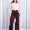 Modelo de frente luciendo el Artículo magnolia, un jean wide leg elastizado de tiro alto.