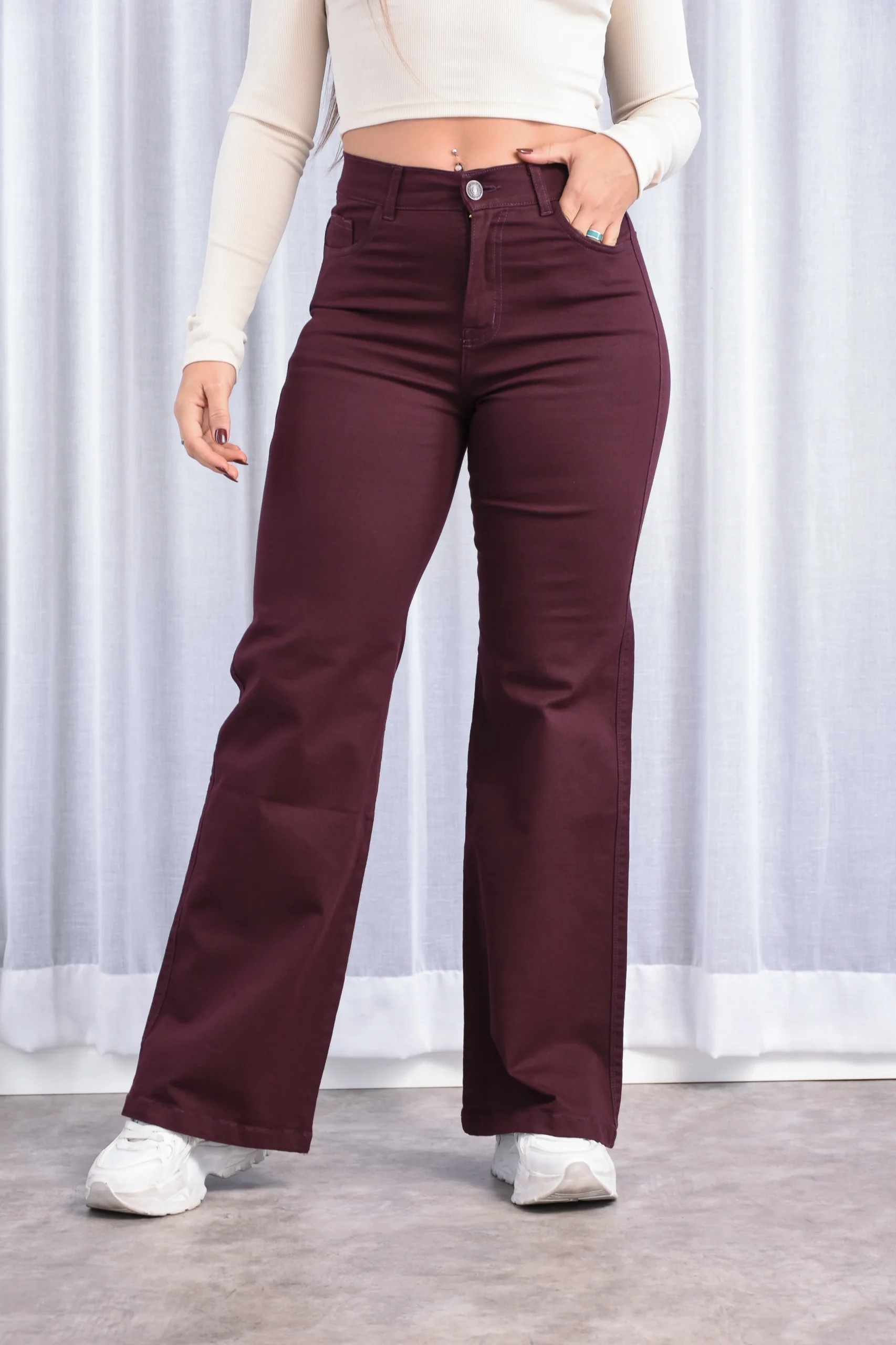 Detalle frontal del jean wide leg magnolia elastizado.