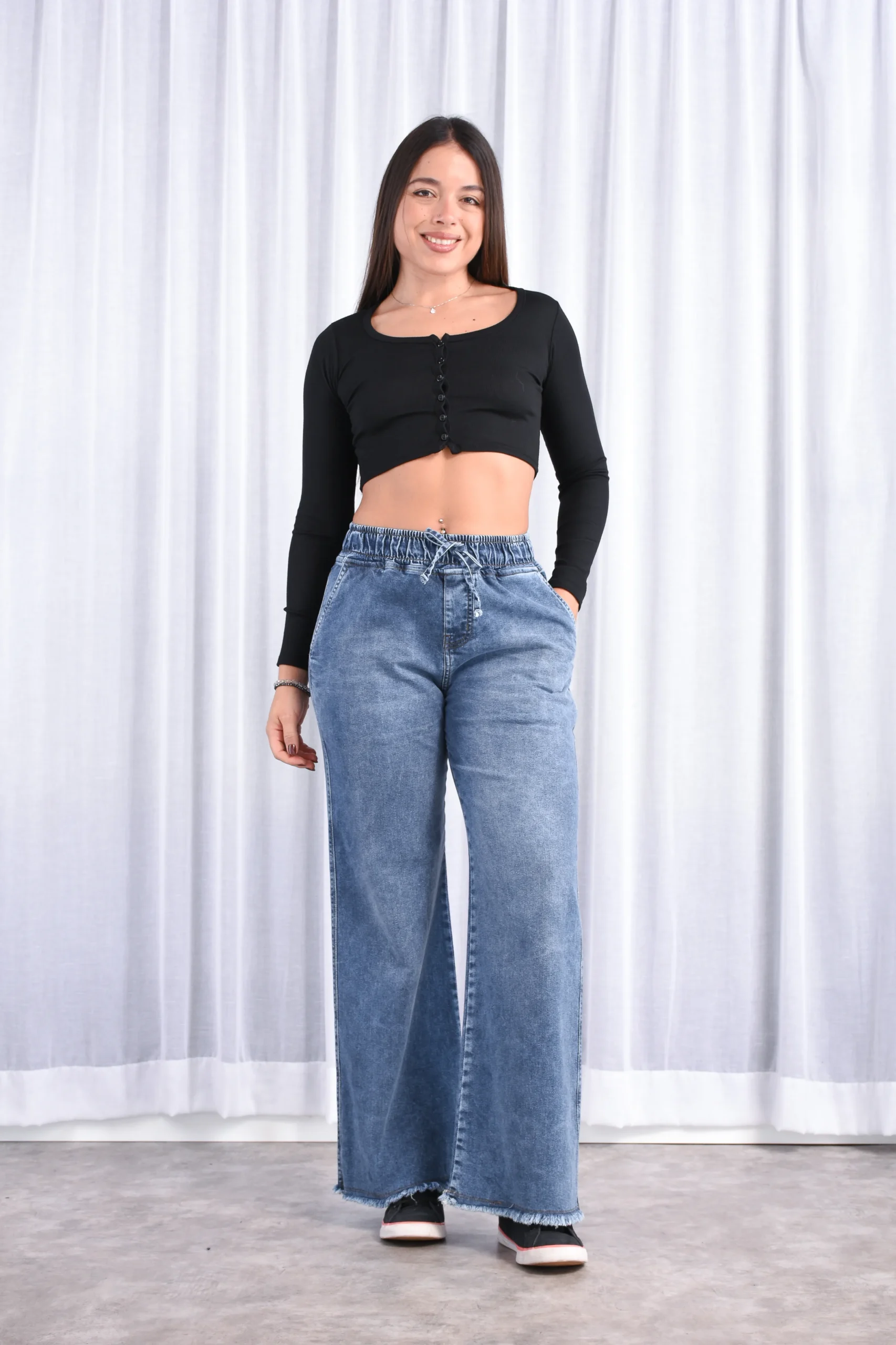Jean Antonela wide leg elastizado tiro alto, vista frontal de catálogo