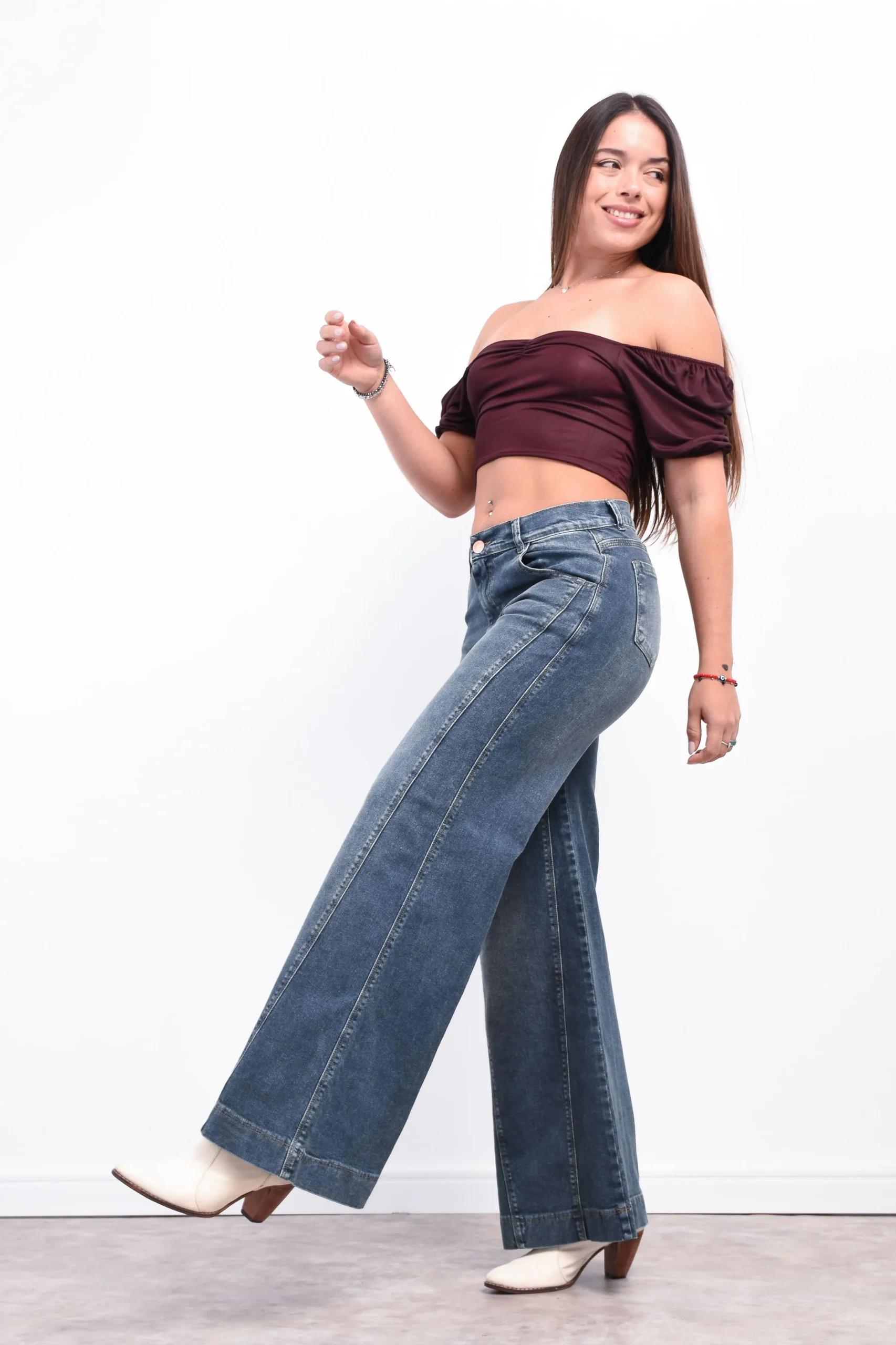 Modelo vistiendo el jean maxi wide leg Alejandra de tiro alto y tela