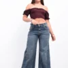 Modelo de frente luciendo el Artículo Alejandra, un jean maxi wide leg elastizado de tiro alto.
