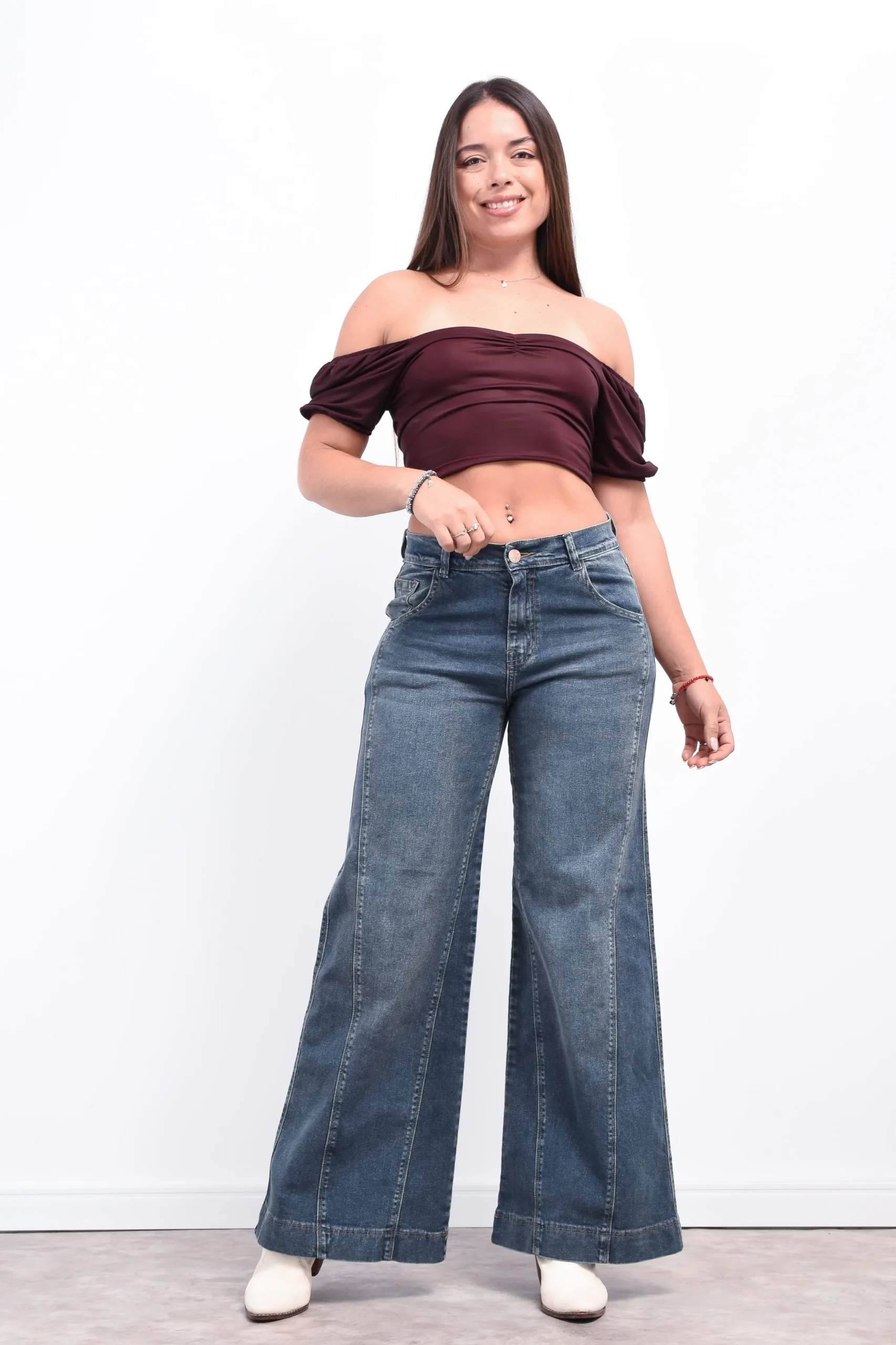 Modelo de frente luciendo el Artículo Alejandra, un jean maxi wide leg elastizado de tiro alto.