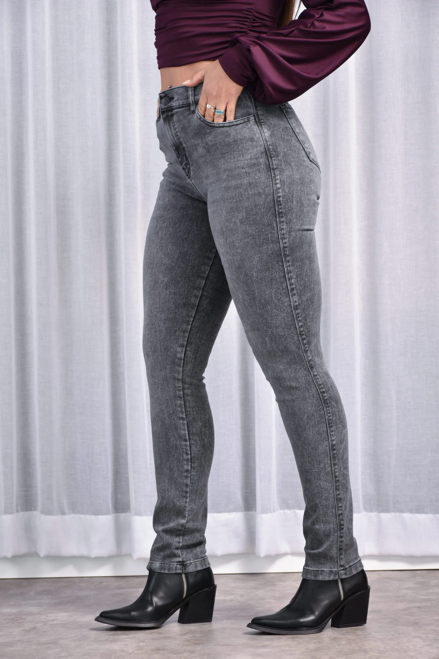 Pantalón gris claro semi chupín que no ajusta en pantorrillas, calce cómodo y flexible.