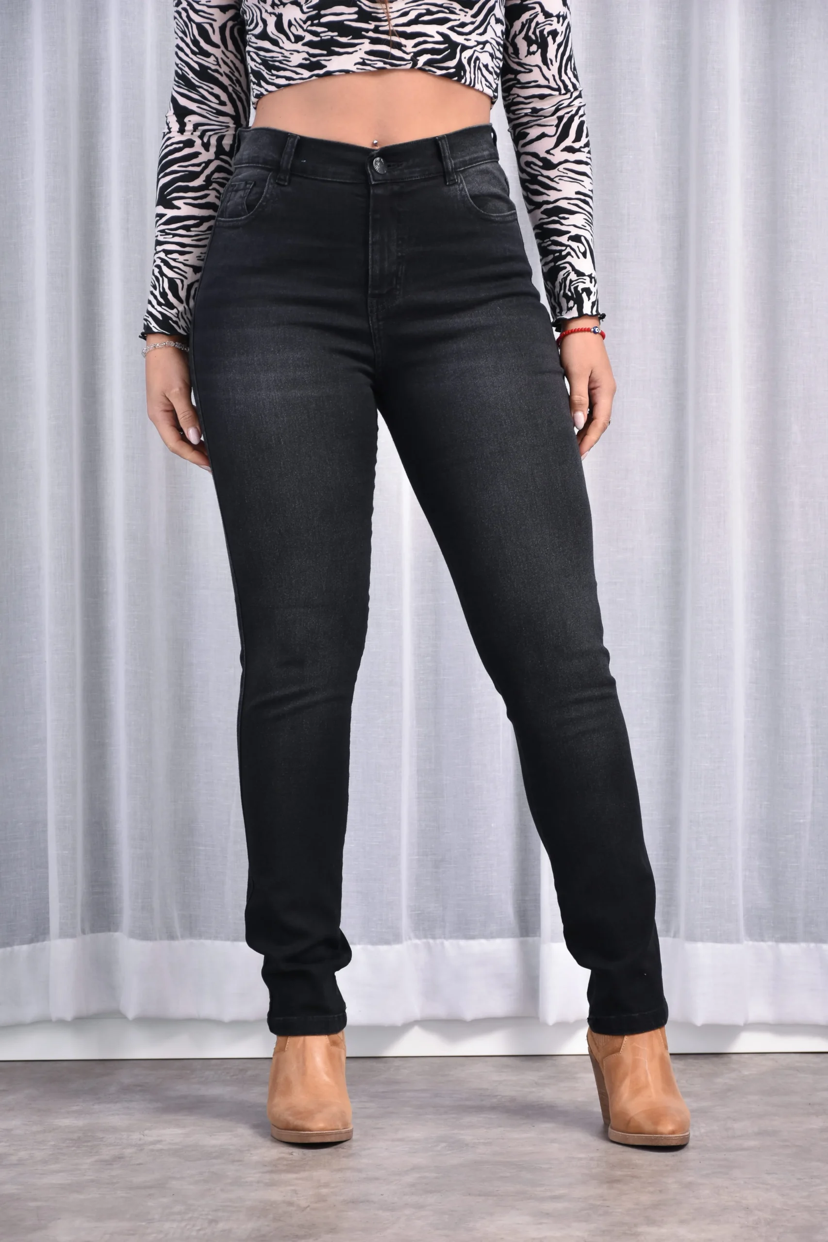 Detalle del localizado frontal en pantalón semi chupín Kefla, disponible en talles 38 al 56.