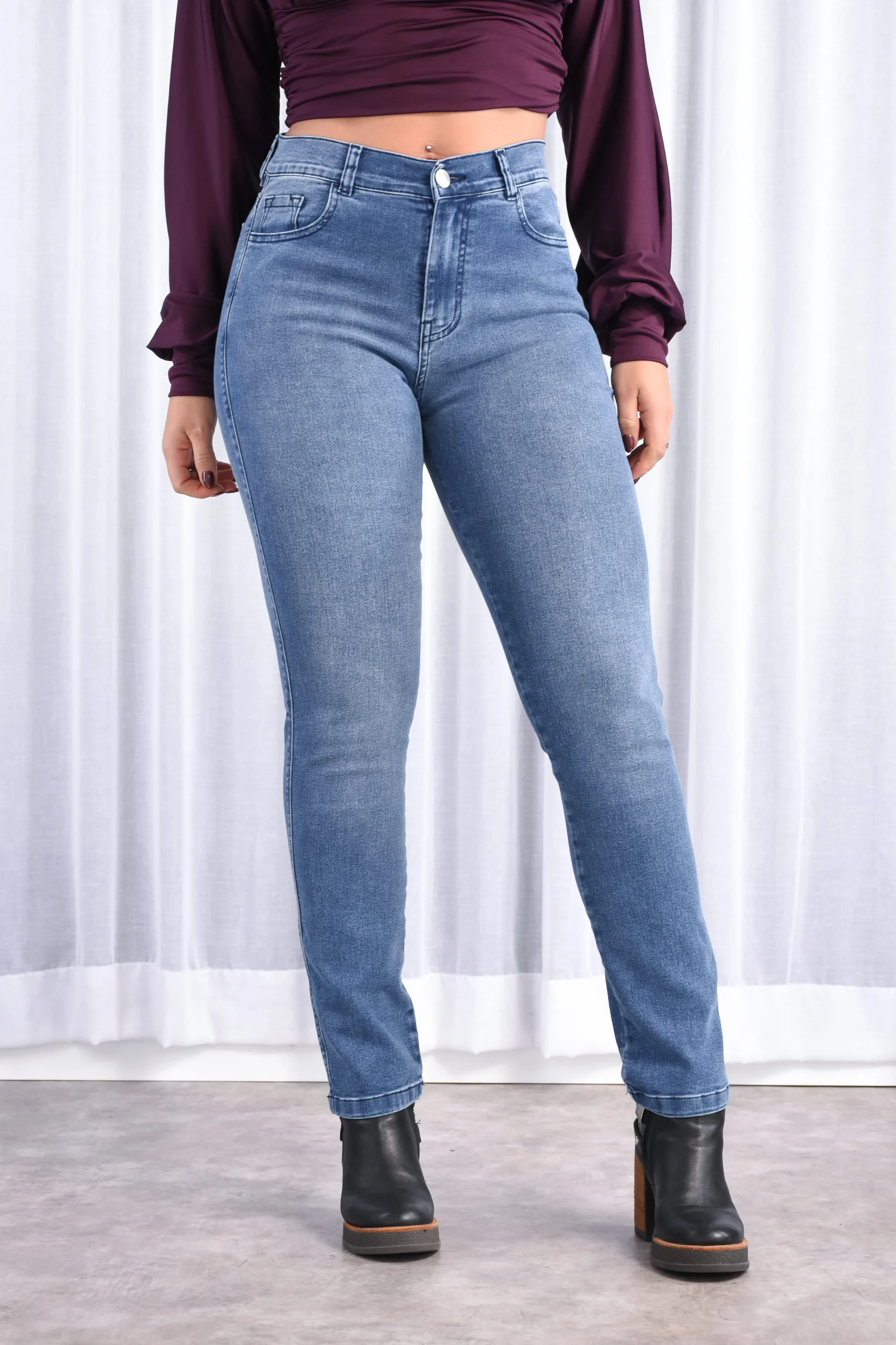 Acercamiento a la botamanga y textura del denim elastizado del pantalón de jean modelo Lana