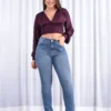 Jean semi chupín de mujer modelo Lana, tiro alto, vista frontal sobre fondo gris cemento
