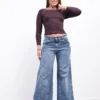 Modelo de frente luciendo el Artículo renata, un jean wide leg elastizado de tiro alto.