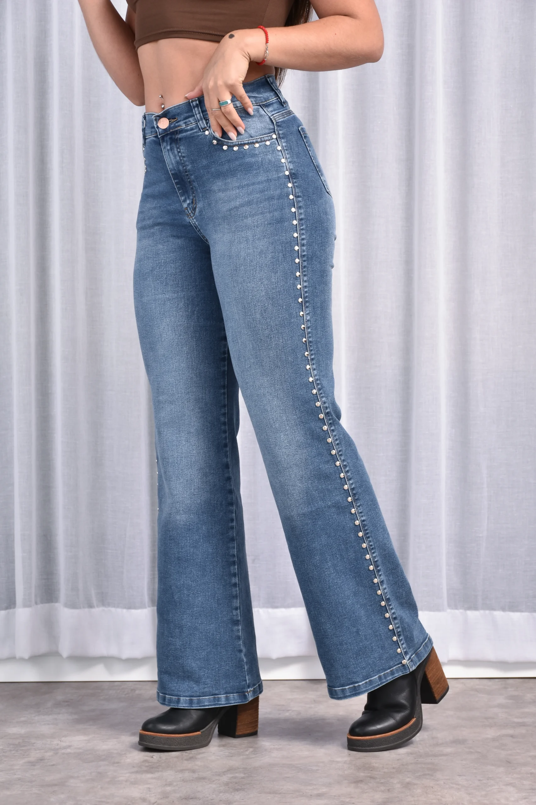 Detalle tachas metalicas Jean eun Wide Leg Elastizado Rumaju