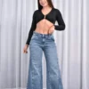 Vista frontal del jean maxi wide leg Natalia, confeccionado en denim elastizado con diseño de costuras delanteras y tachas laterales.
