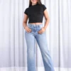 Jean wide leg Carla con strass modelo de frente con manos en los bolsillos