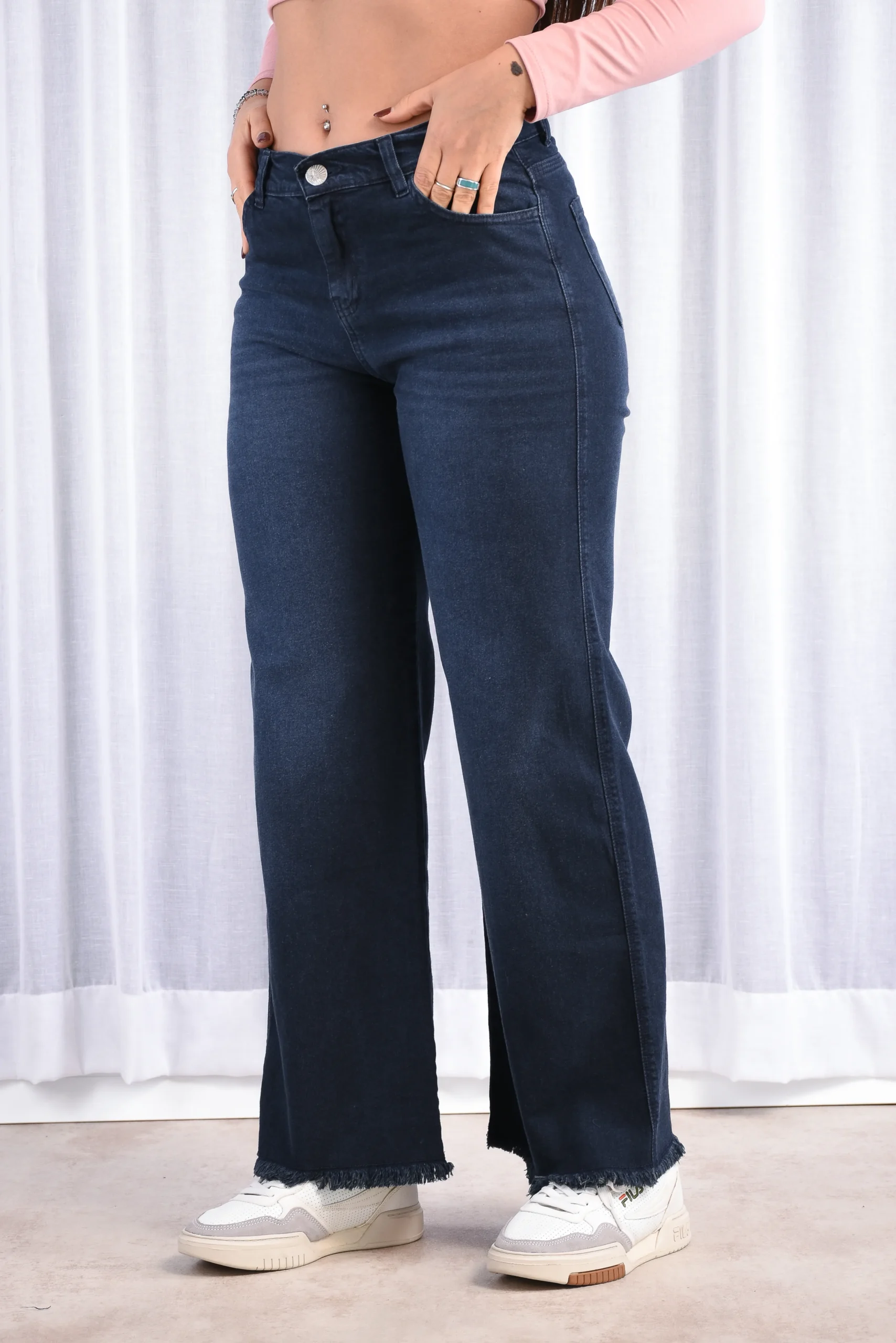 vista frotal, denim elastizado, tiro alto modelo marcella