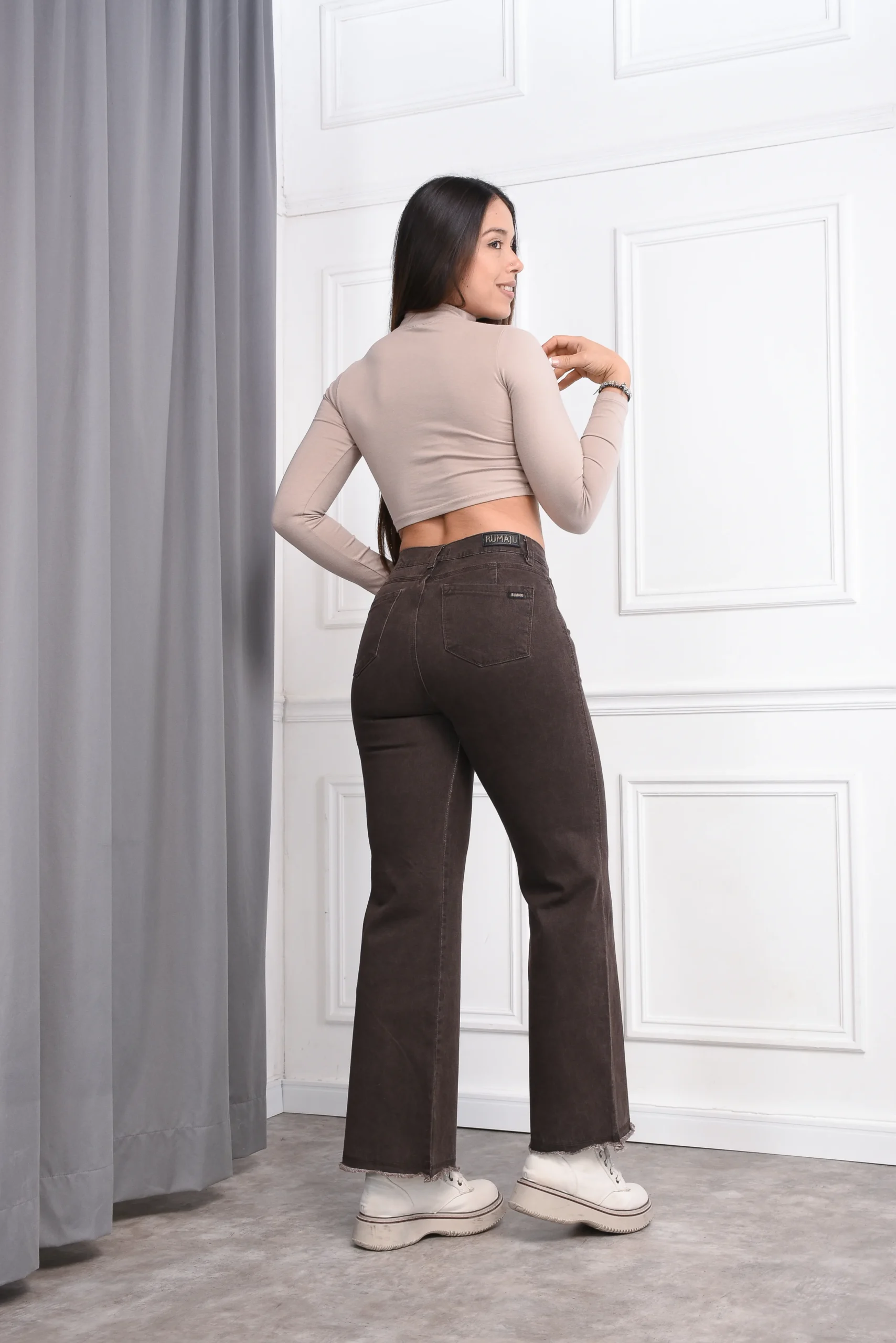 Pantalón denim Moka corte wide leg vista posterior