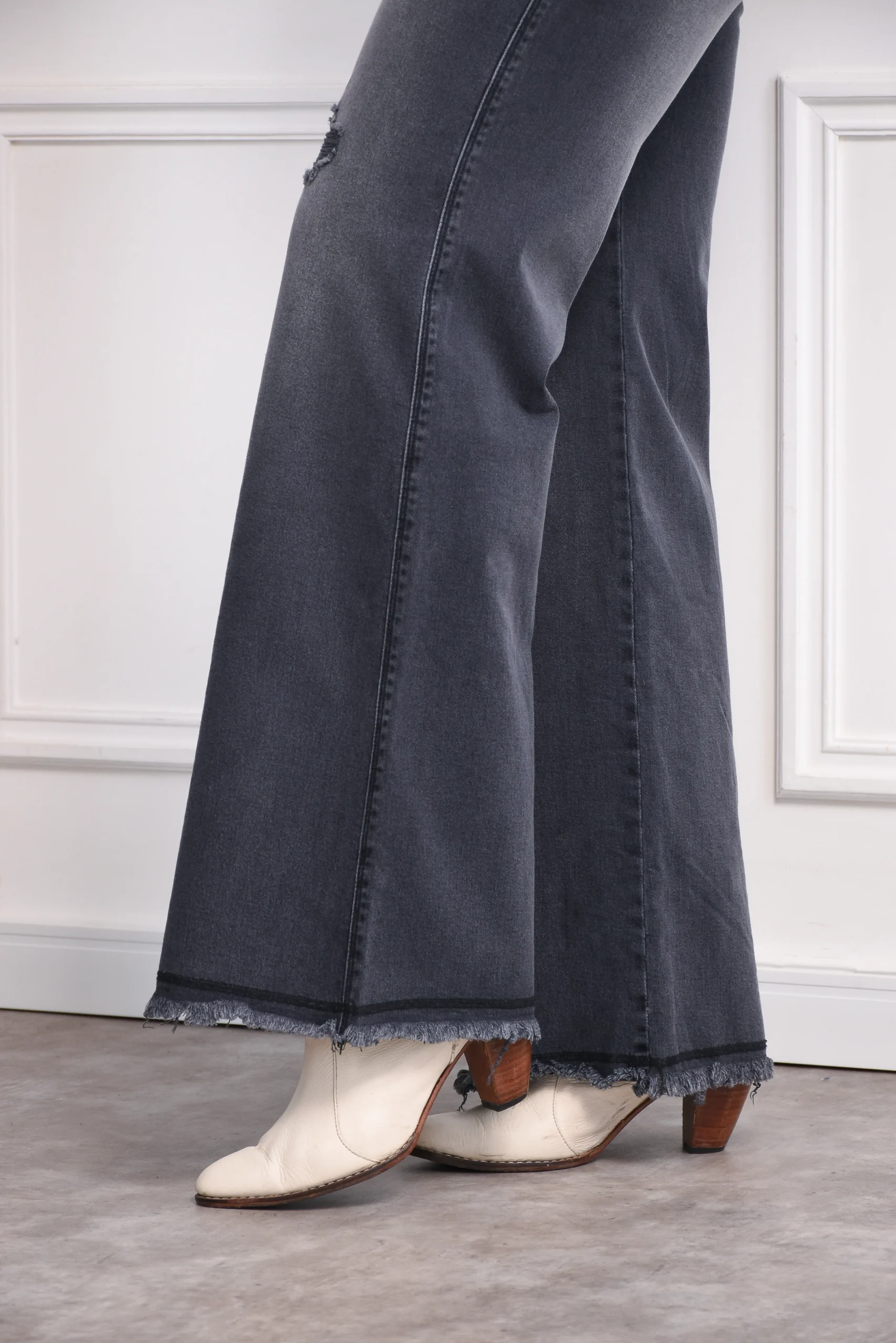 Detalle de ruedo desflecado en jean modelo estela
