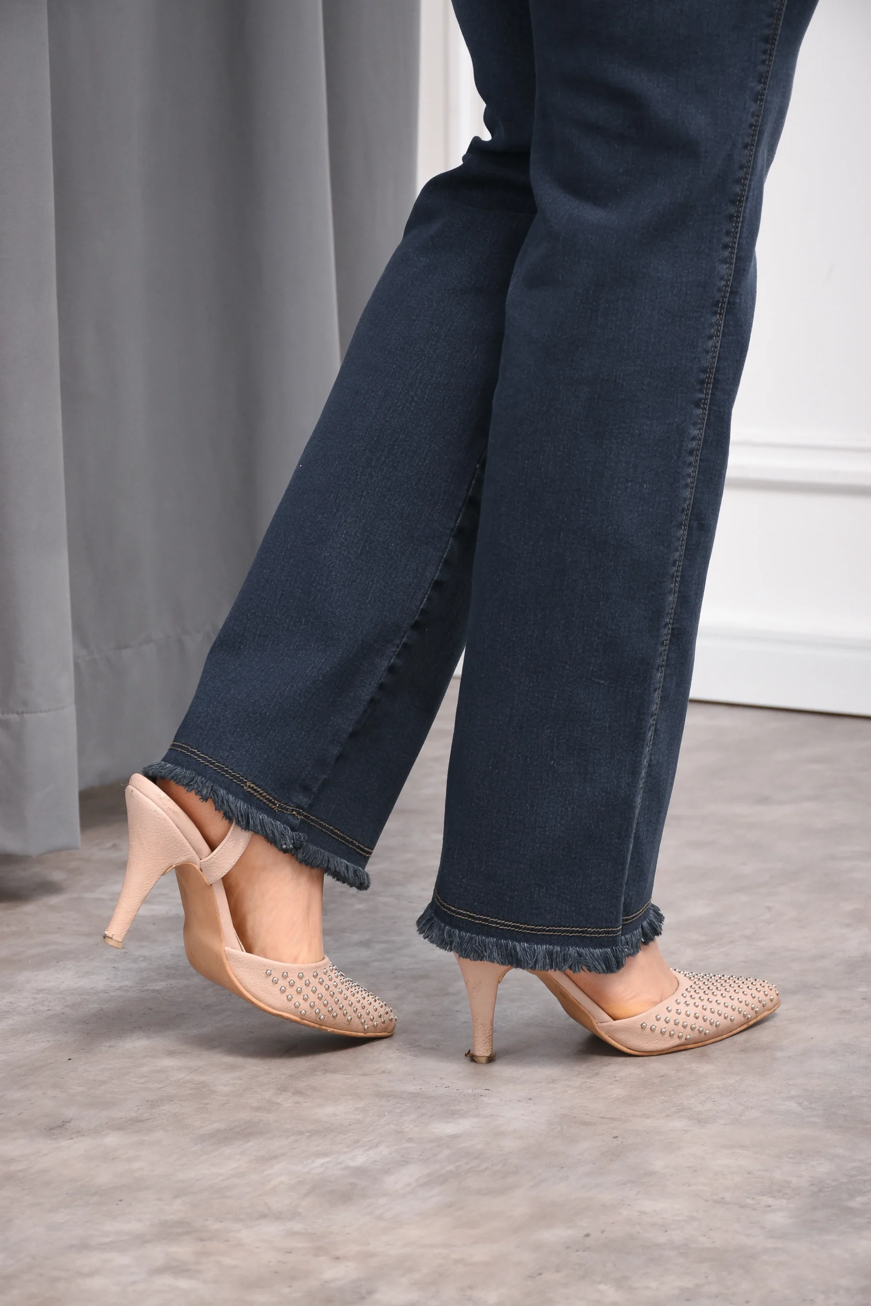 Textura del denim elastizado azul oscuro para apreciar la calidad y elasticidad de la tela.