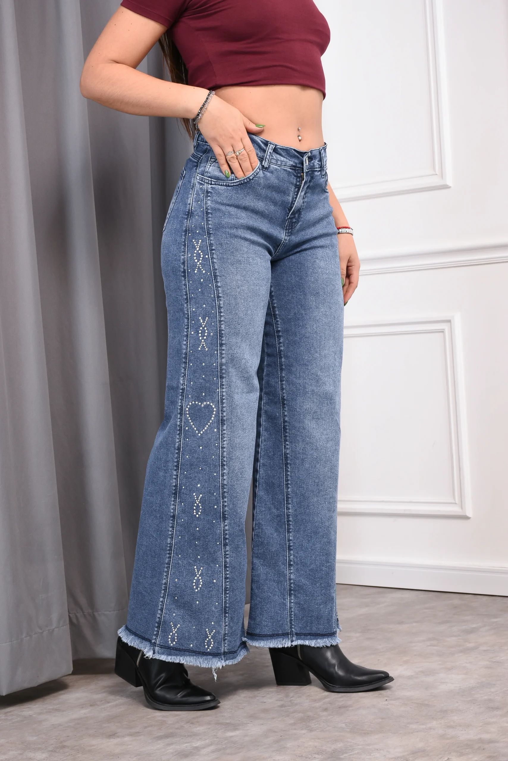 Detalle de brillitos en forma de corazón en pantalón Katalina desflecado