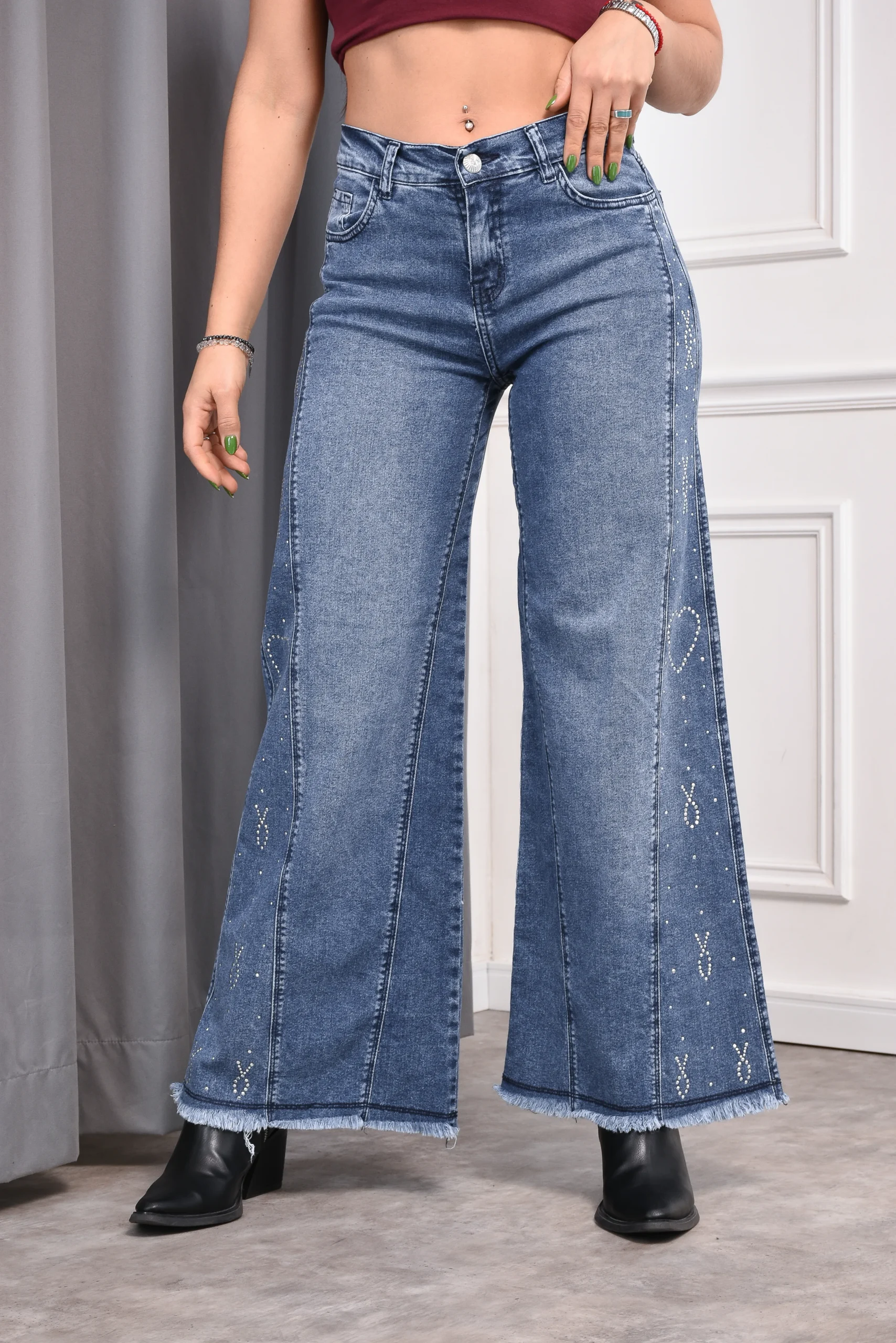 Pantalón wide leg Katalina confeccionado en tela confort con tachas de corazón