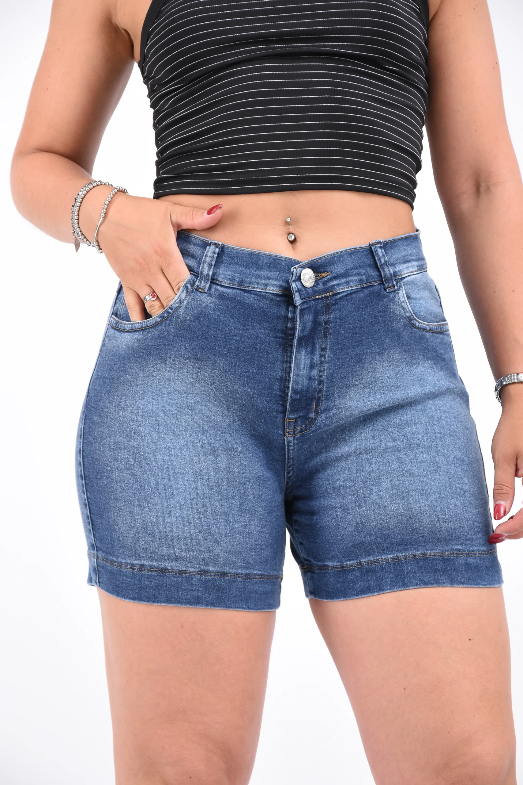 Calce de frente en cintura de short de jean azul localizado tiro alto