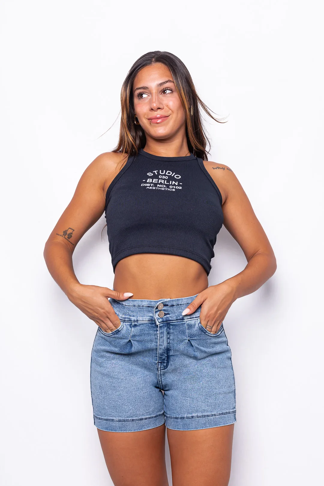 Modelo posando con short de jean elastizado tiro alto modelo Angela