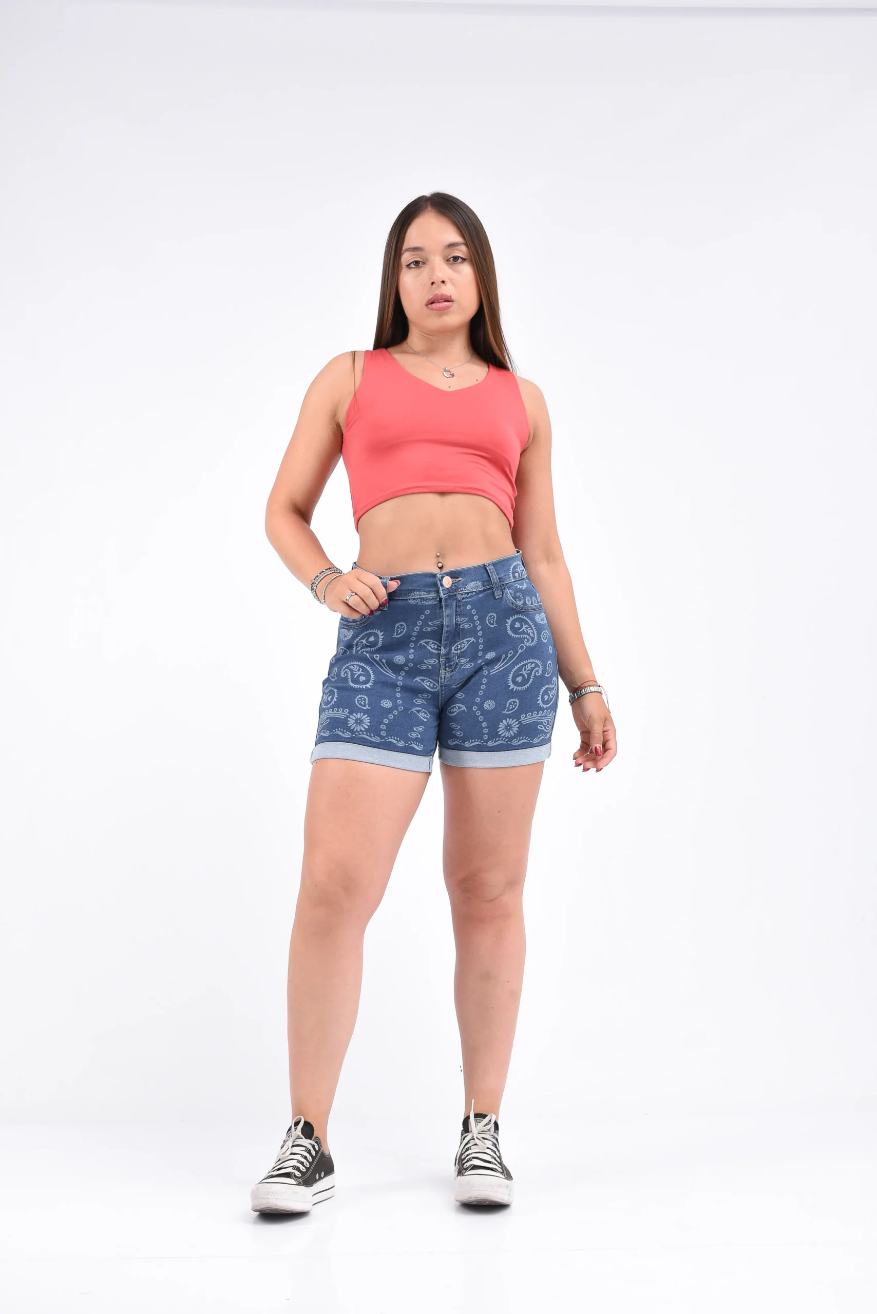 Vista de frente y perfil de short denim azul elastizado estampado láser