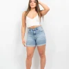 Modelo posando con short de jean celeste nevado elastizado Sigrid