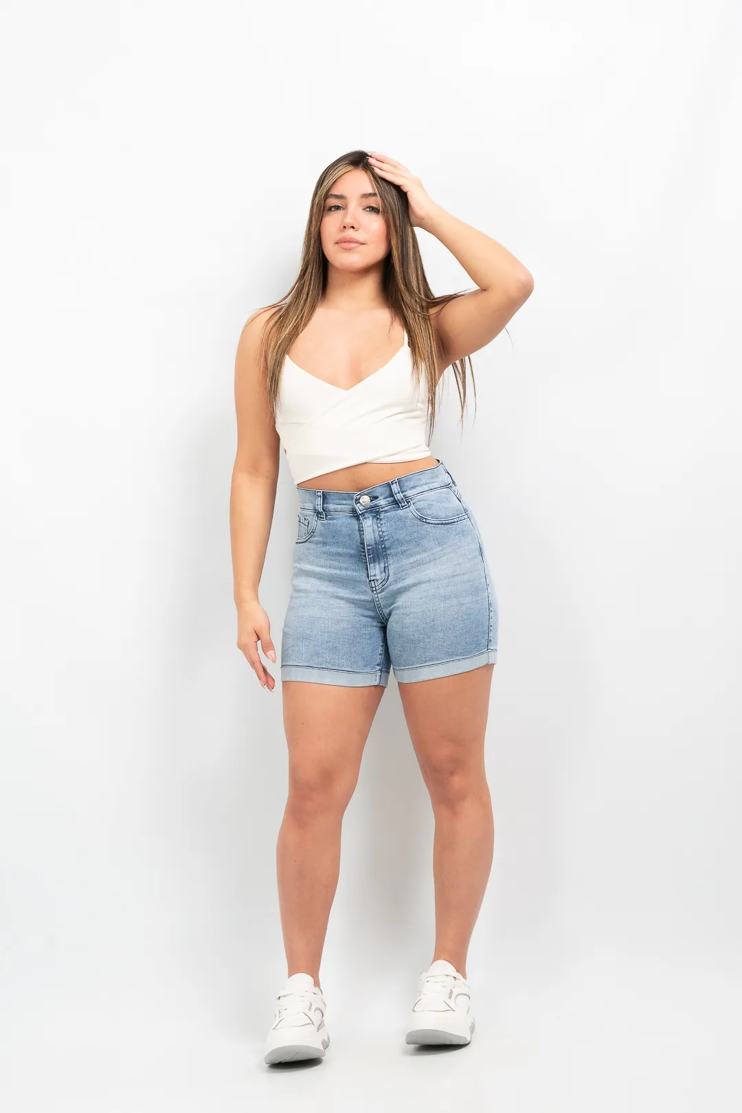 Modelo posando con short de jean celeste nevado elastizado Sigrid