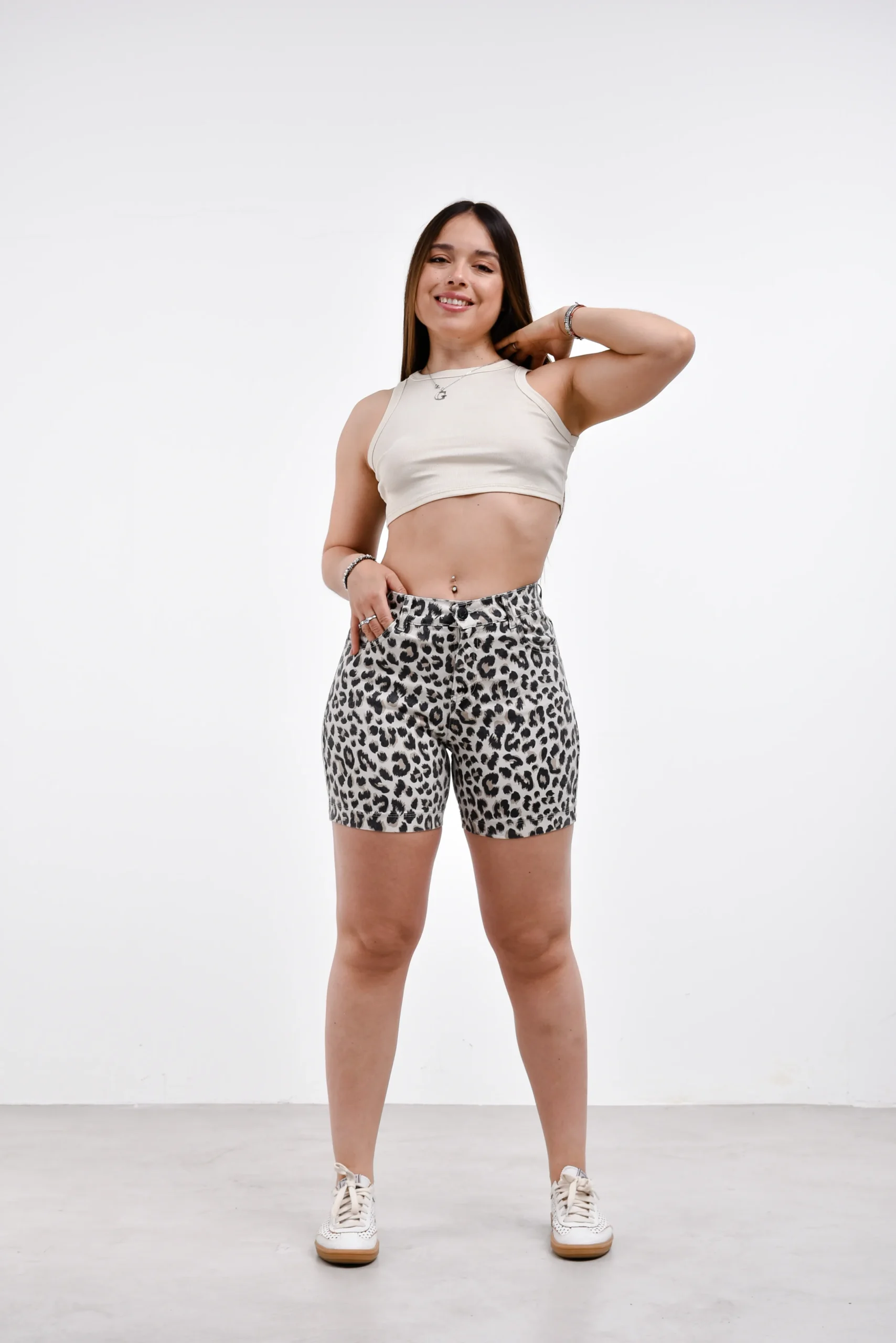 Short animal print ceniza y negro elastizado para mujer