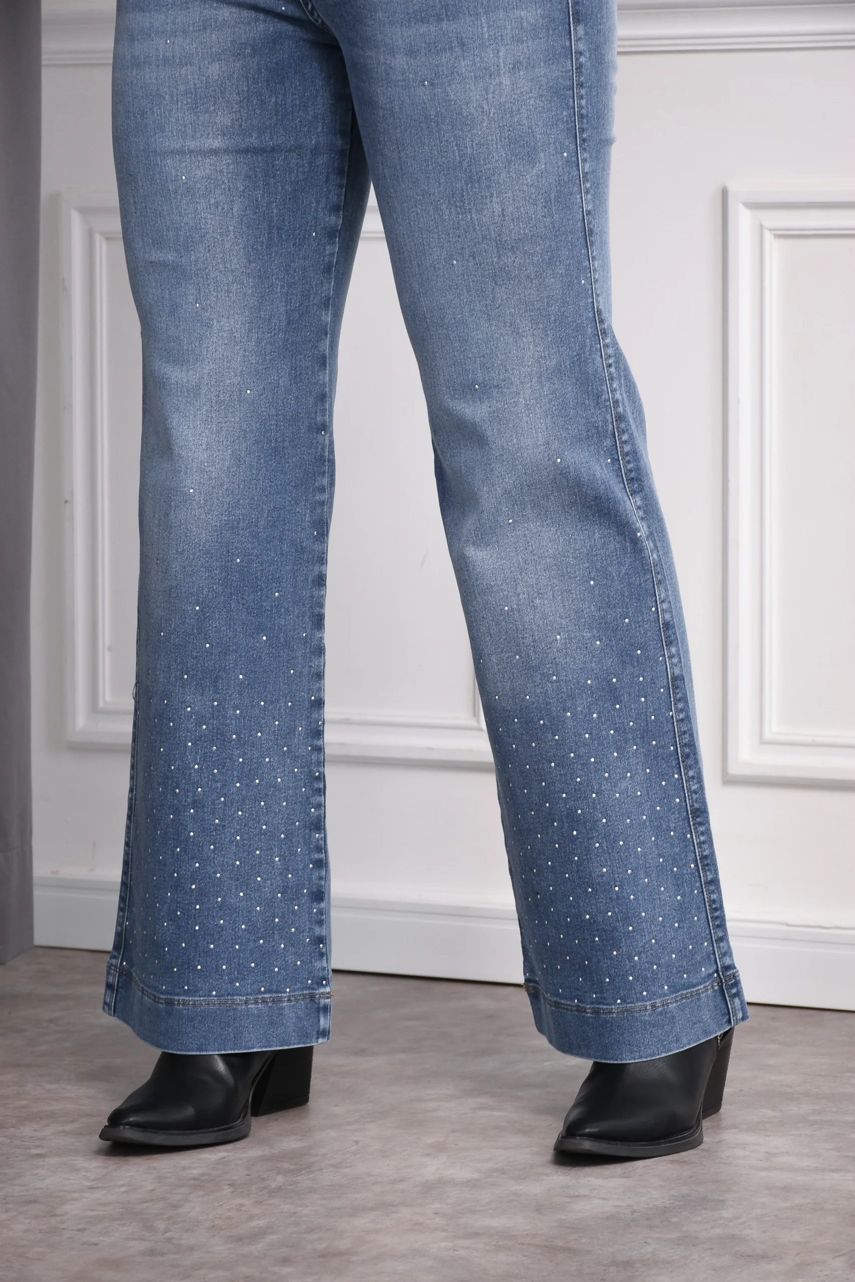 Detalle de strass en bota manga de jean wide leg
