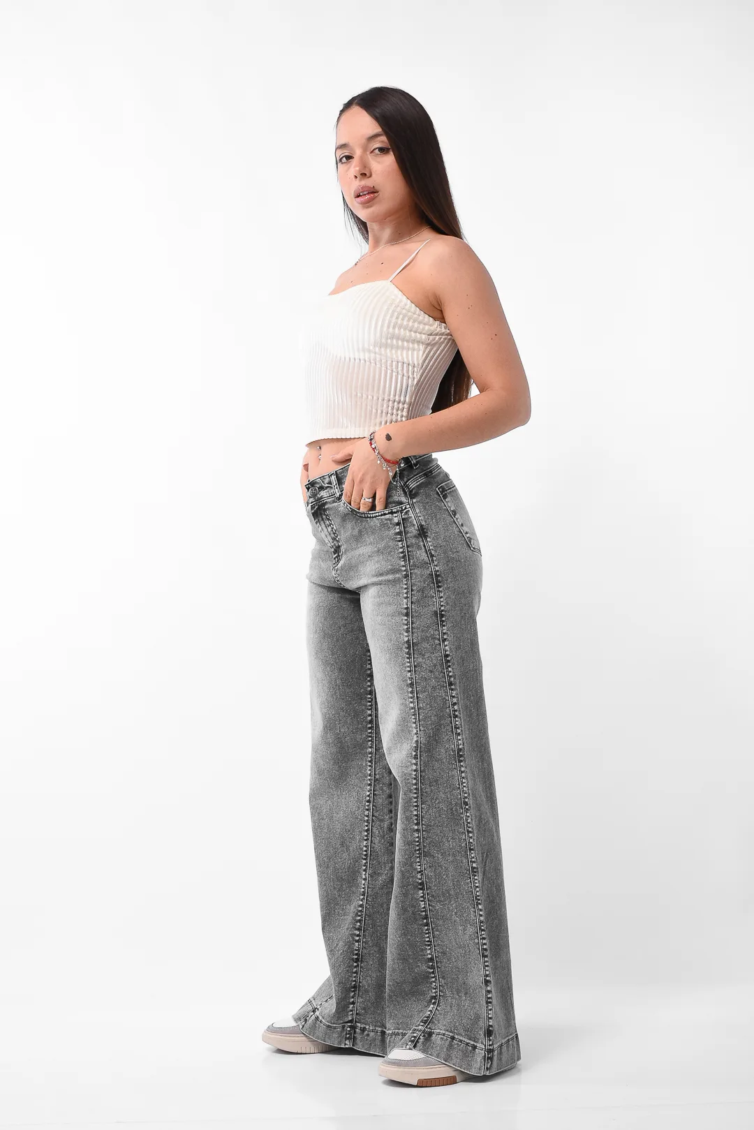 Detalle lateral de pantalón wide leg gris elastizado tiro alto en denim confor