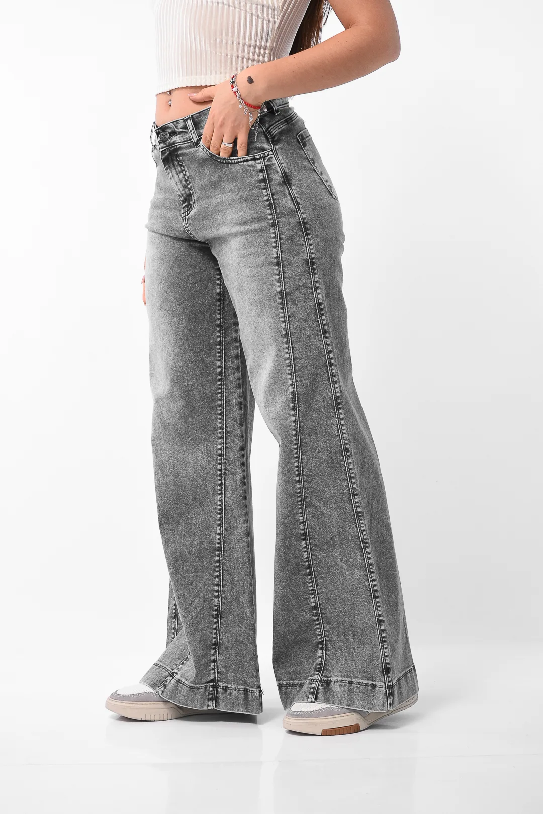 jean maxi wide leg gris con recorte lateral