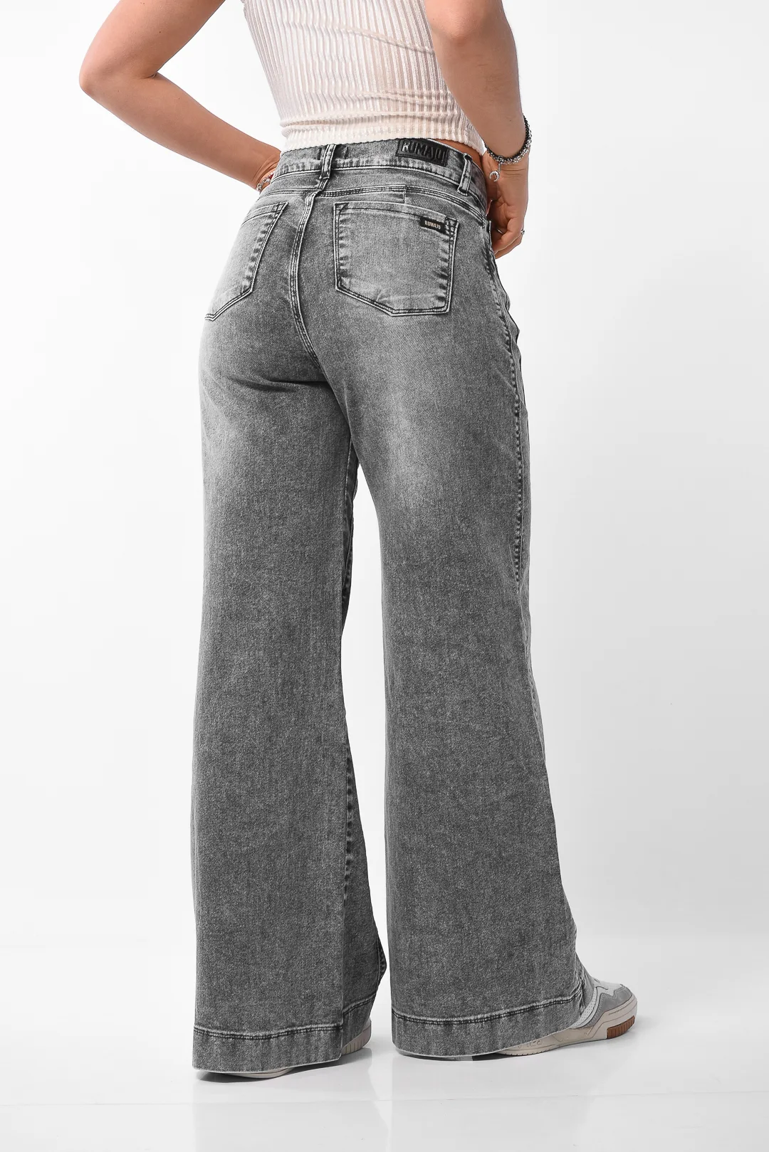 Vista trasera de pantalón maxi wide leg gris de tiro alto, calce perfecto
