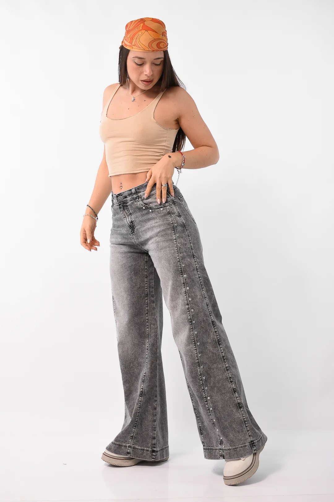 Pantalón estilo moderno maxi wide leg gris con caída fluida y cómoda