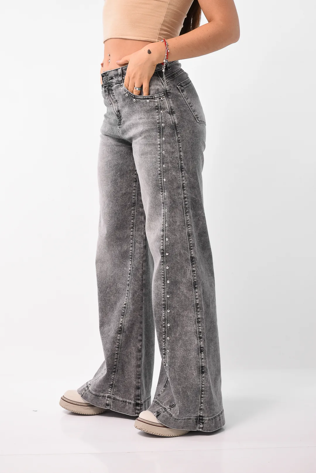 Detalle de calce trasero y cintura tiro alto en pantalón denim wide leg gris