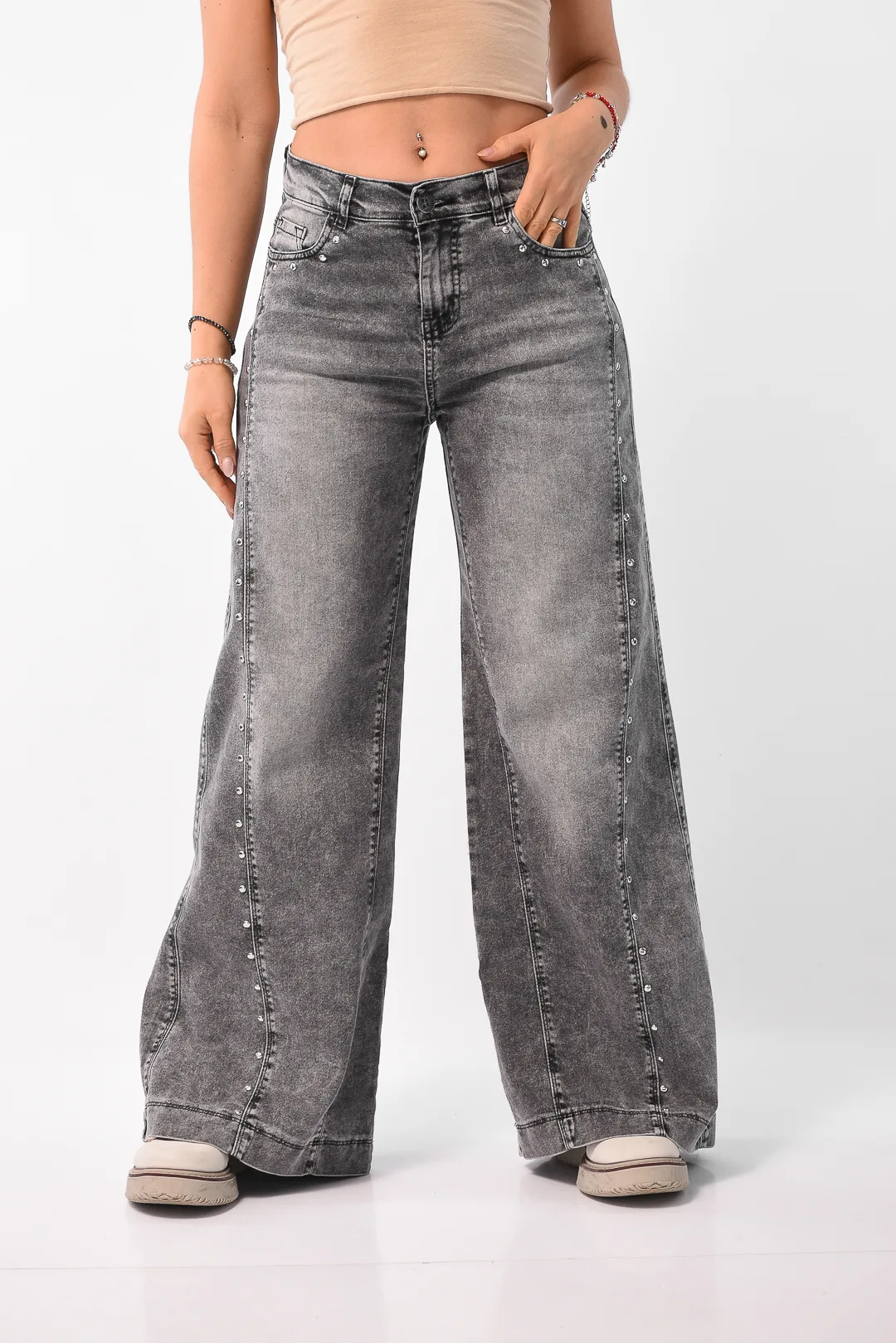 Pantalón maxi wide leg gris elastizado con tachas metálicas en laterales, tiro alto de jean, estilo urbano Rumaju Jeans