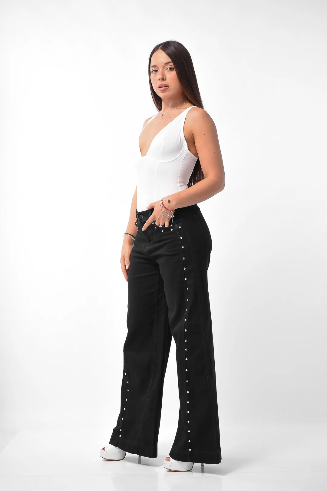 Pantalón maxi wide leg negro elastizado con tachas metálicas laterales, vista frontal completa marca Rumaju Jeans