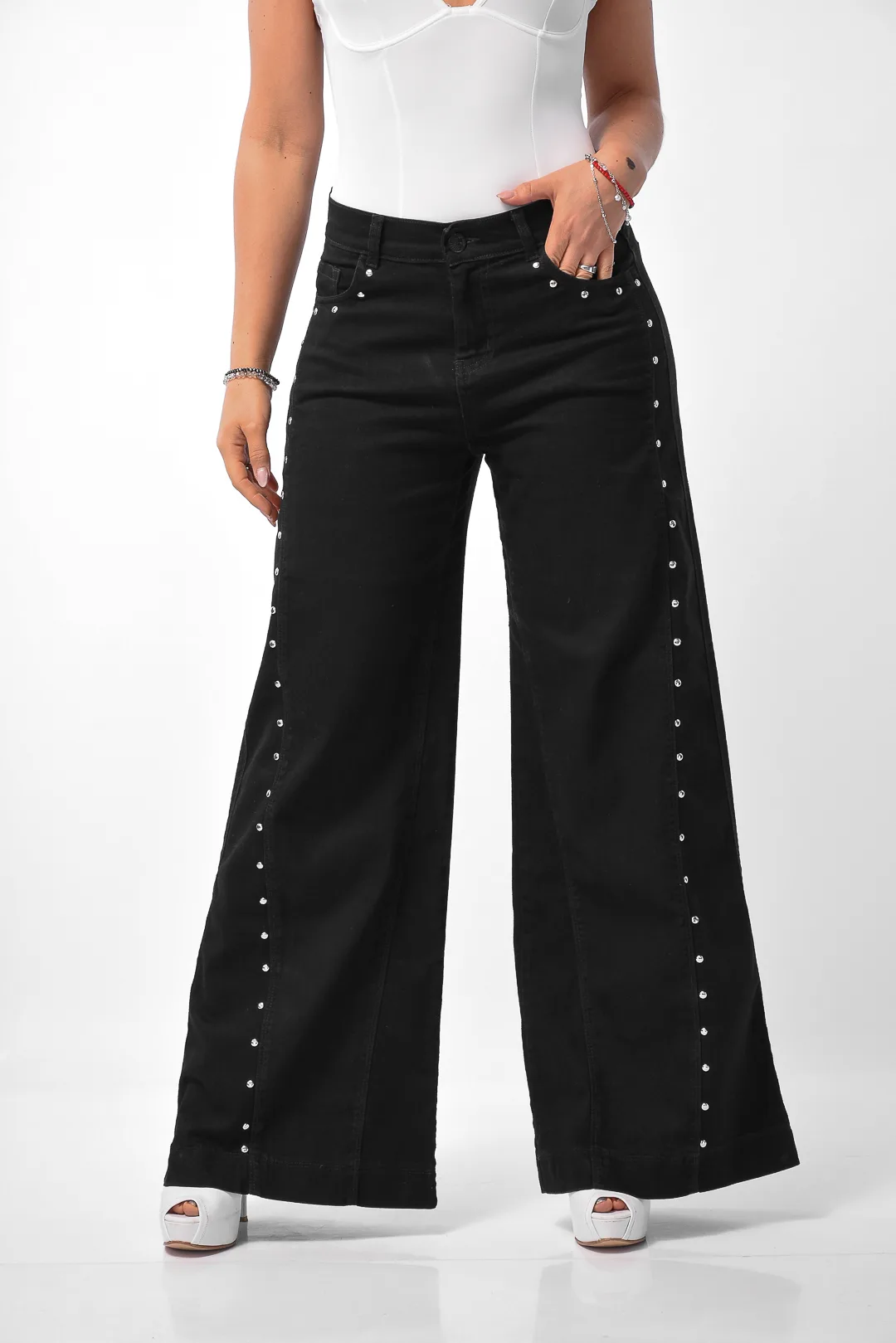 Vista de perfil de pantalón wide leg negro elastizado de tiro alto