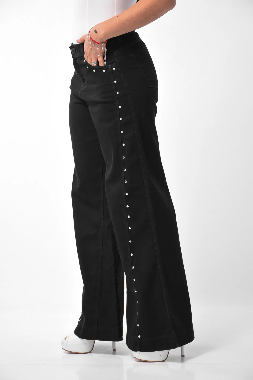 Pantalón maxi wide leg negro de tiro alto mostrando su caída amplia y cómoda