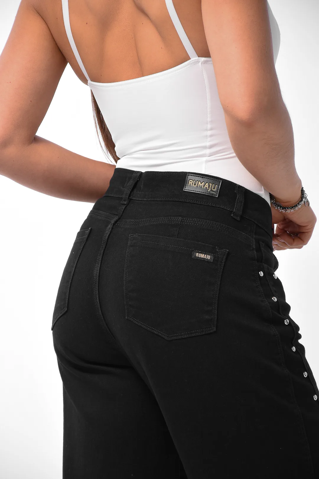 Jean maxi wide leg negro de la marca Rumaju, confeccion tiro alto