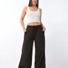 Pantalón maxi wide leg chocolate de gabardina con cintura elástica de frente.