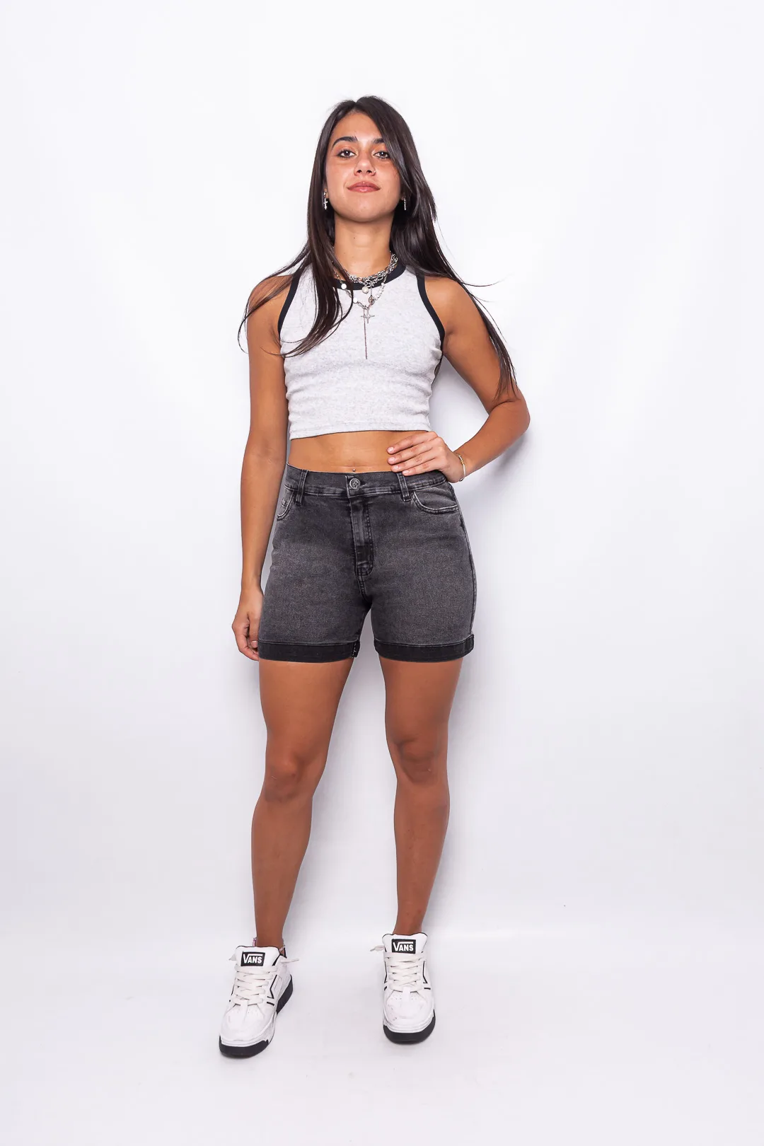 Modelo posando con short de jean gris elastizado tiro alto Ivy