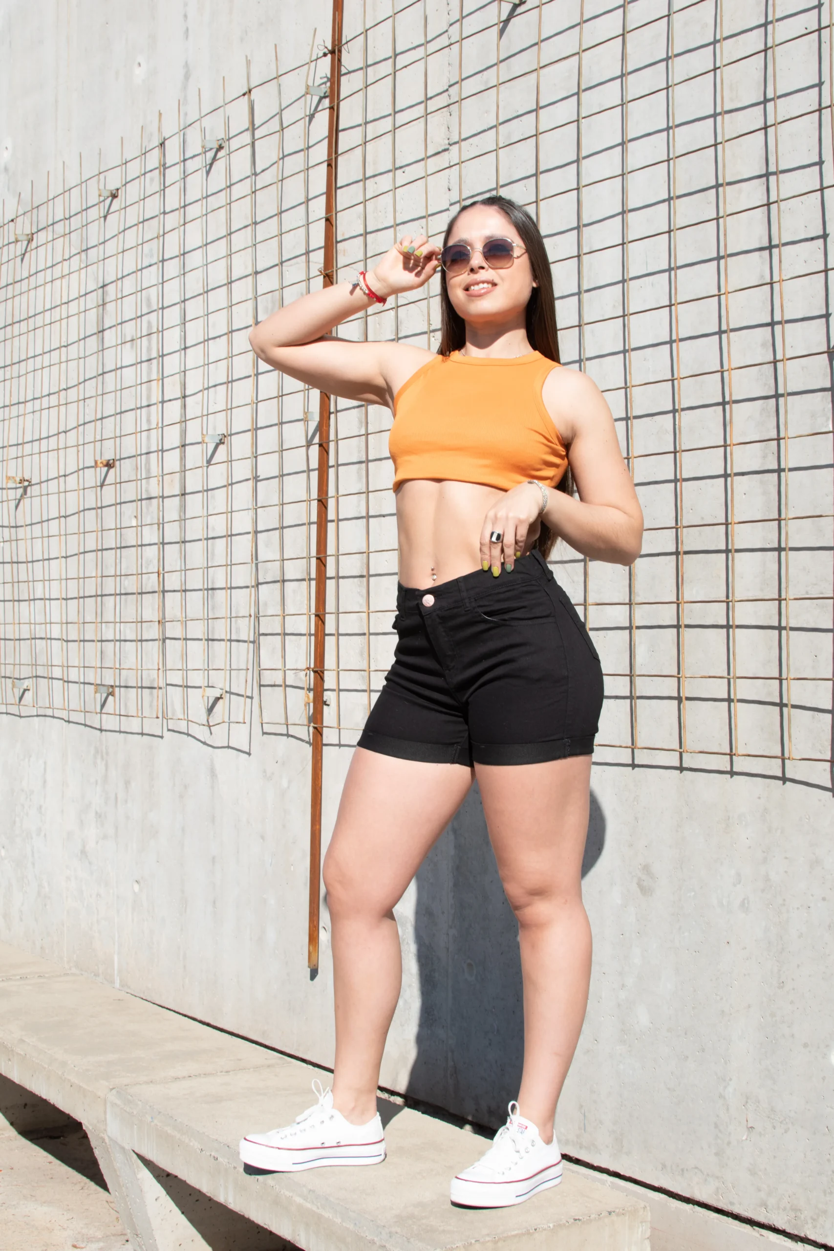 Short negro elastizado tiro alto modelo Sheila con doblez cosido de frente
