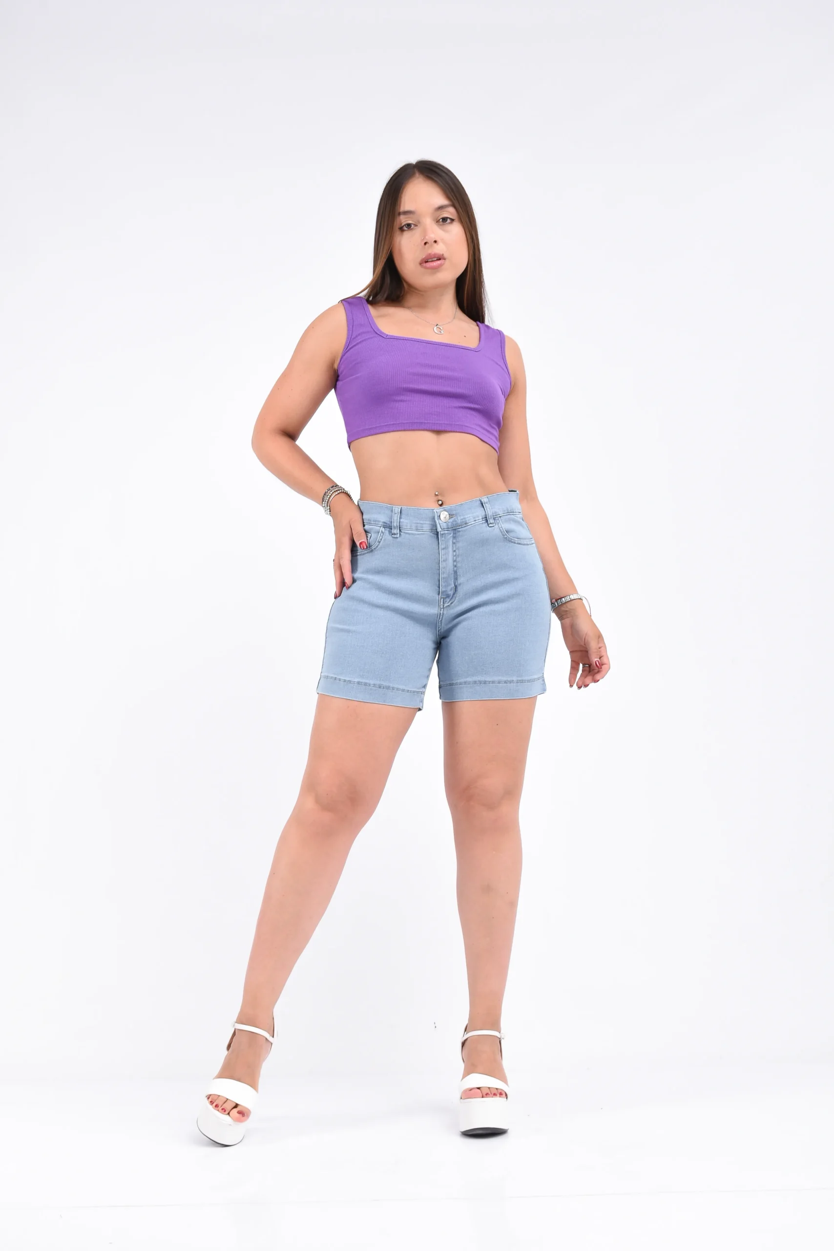Modelo posando con short de jean celeste elastizado tiro alto Victoria