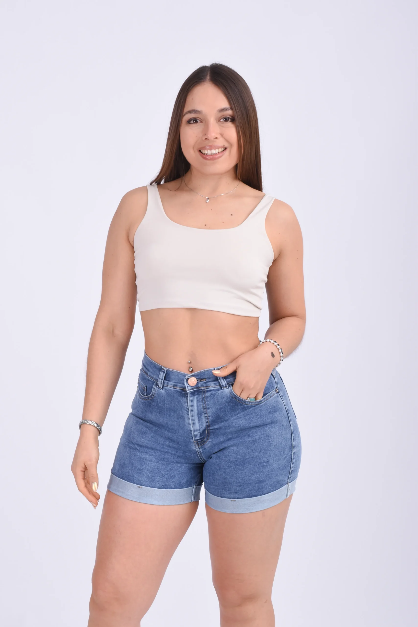 Modelo posando con short de jean azul elastizado tiro alto Amanda