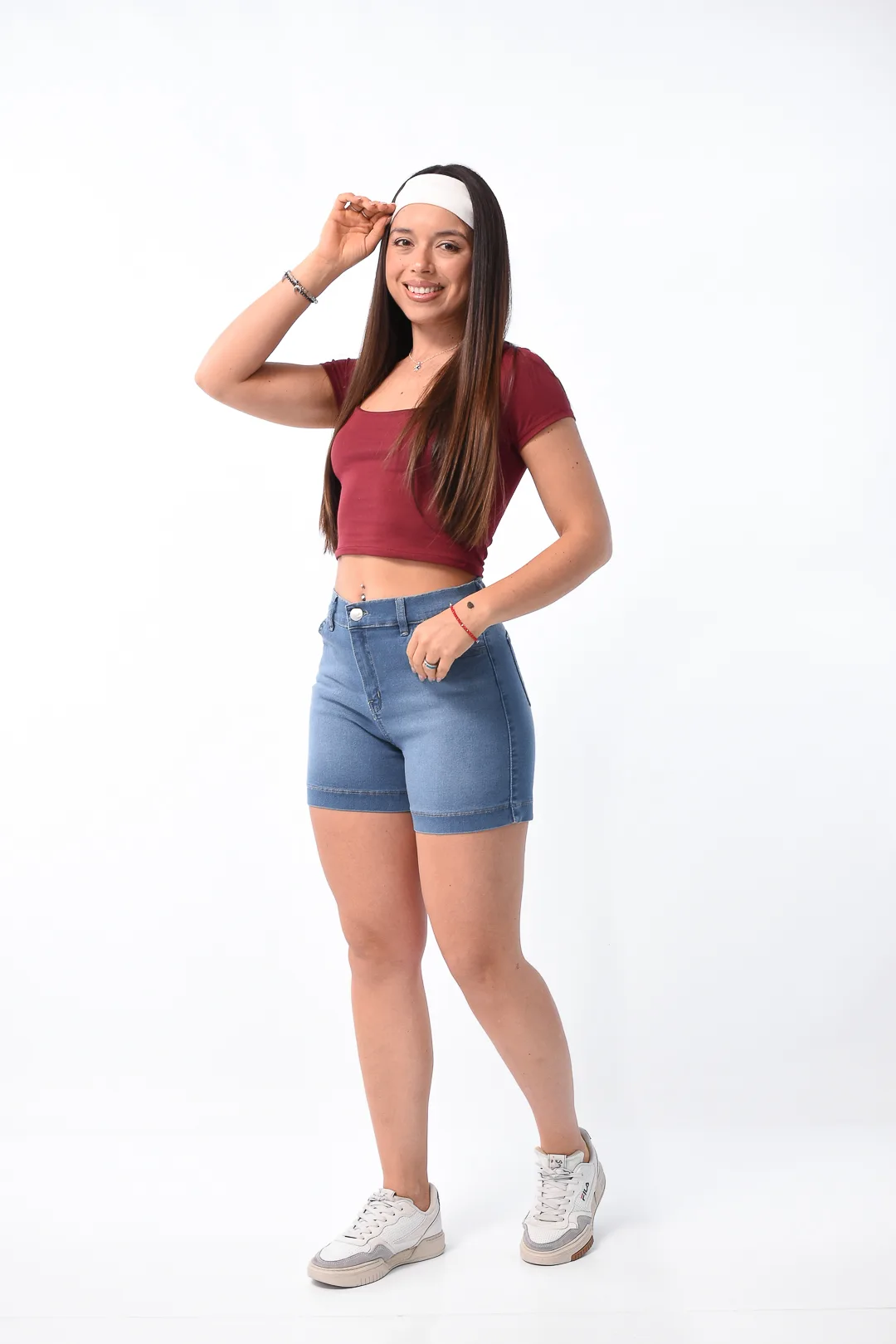 Modelo posando con short de jean azul elastizado tiro alto Dalma